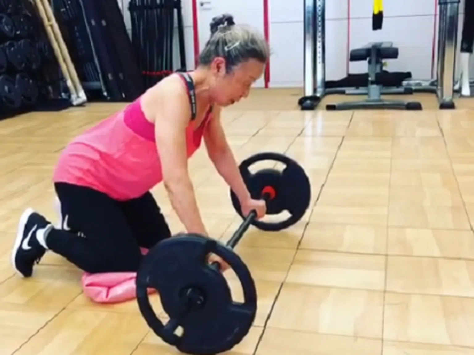 Вижте как най-възрастната инструкторка в Япония вдига тежести на 90 г. (снимки)