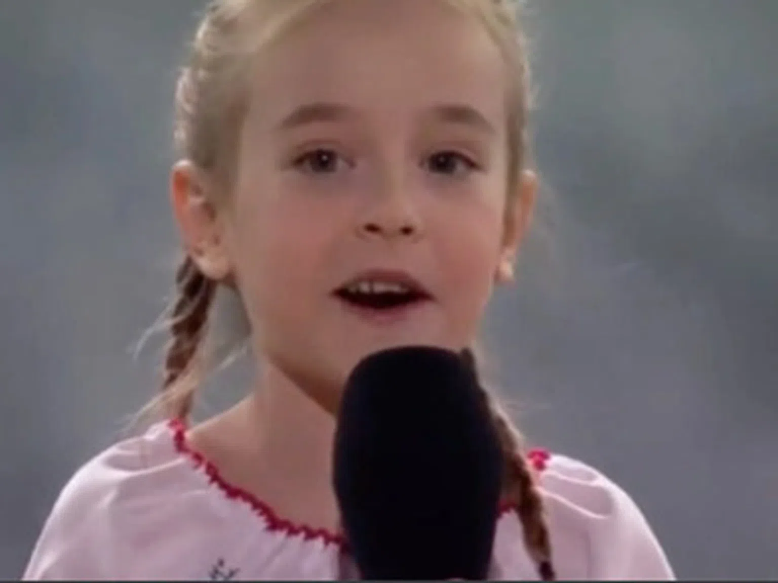 Малкото момиче с големия глас от бомбоубежището в Украйна се качи на сцената и просъзли света с тази песен (видео)