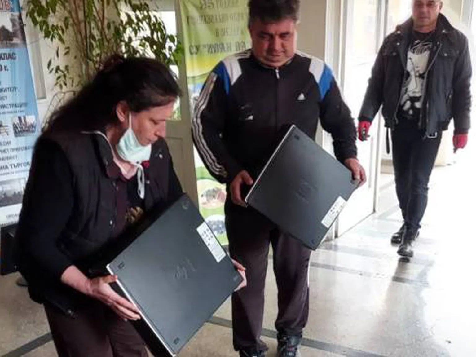 Пощенска банка осигури компютри за учениците от Средно училище „Иван Вазов“ в гр. Мездра