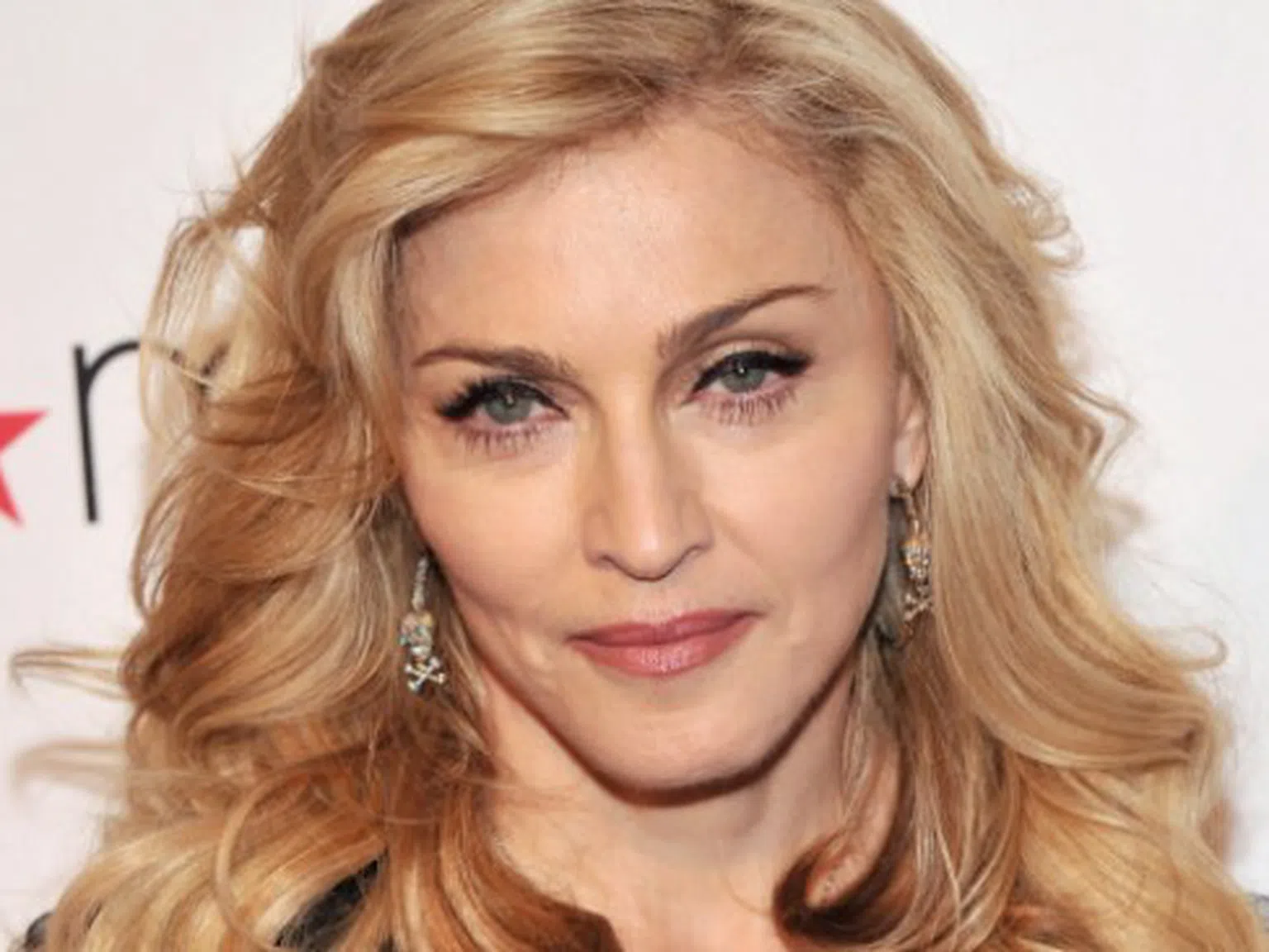Това видео шокира света: Мадона пие вода като куче