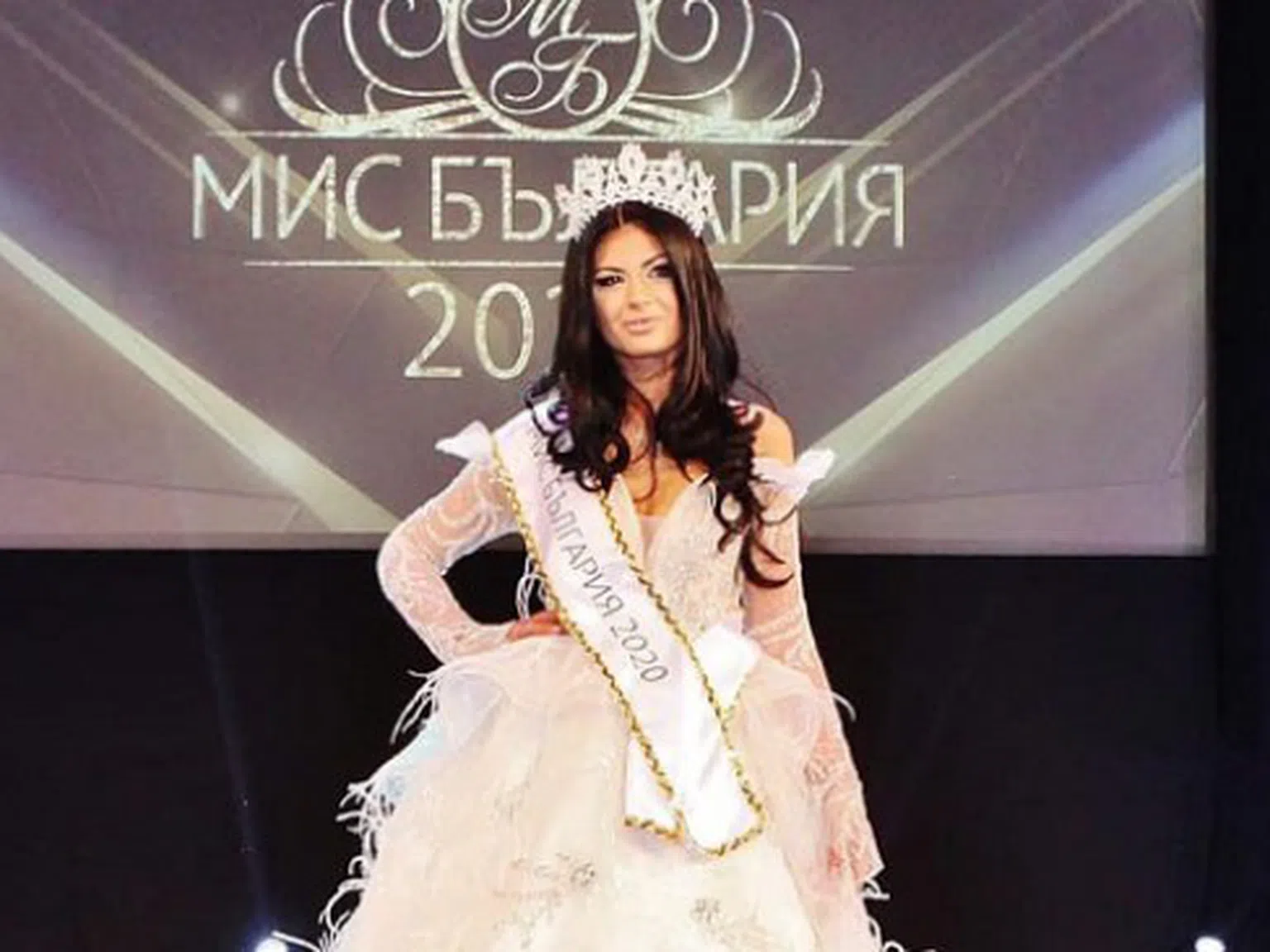 Новата Мис България Венцислава Тафкова духна 22 свещички на уникално 'барби' парти (снимки)