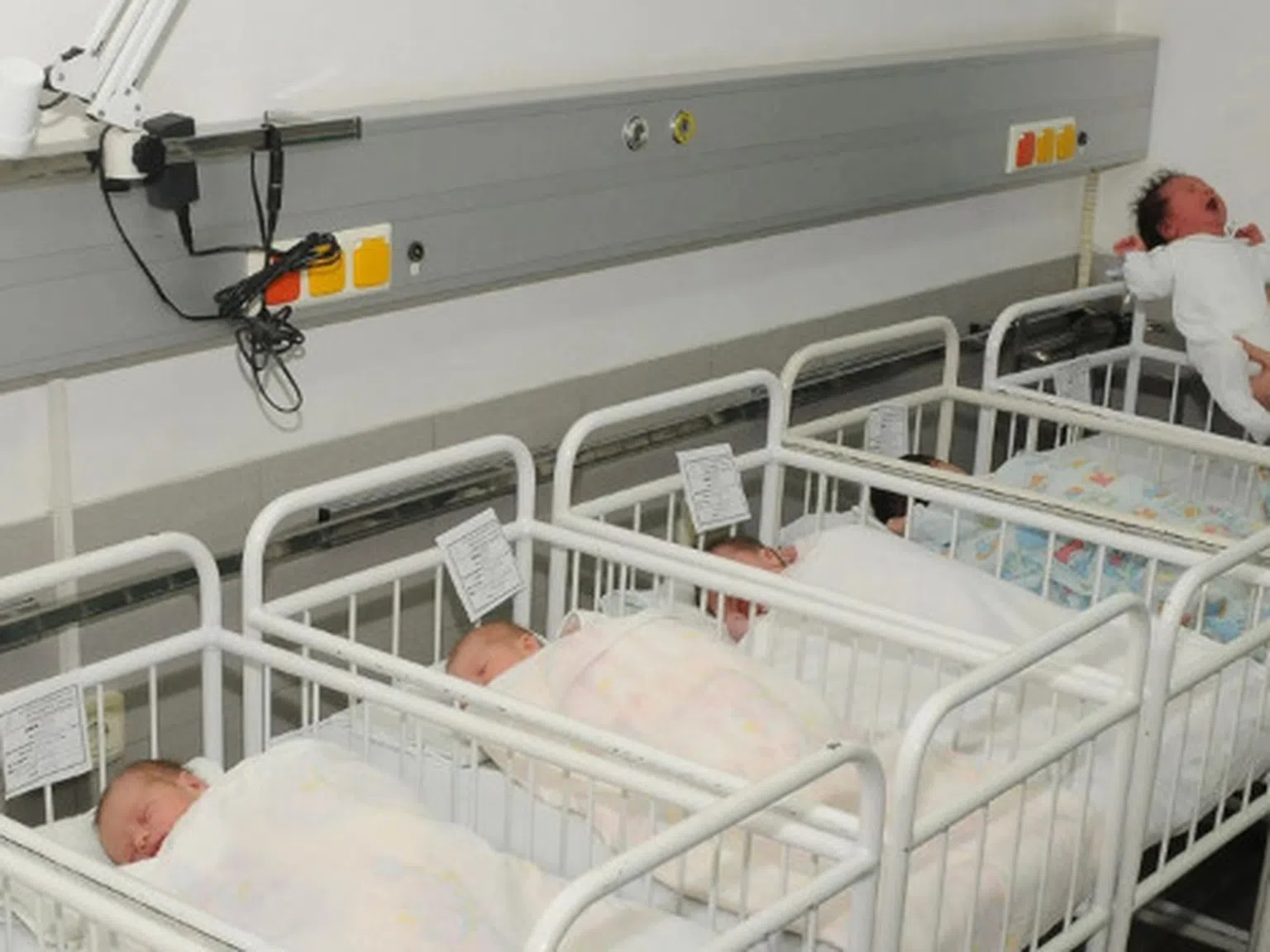 Болницата отказа да даде обезщетението за разменените бебета, последна дума ще е на съда