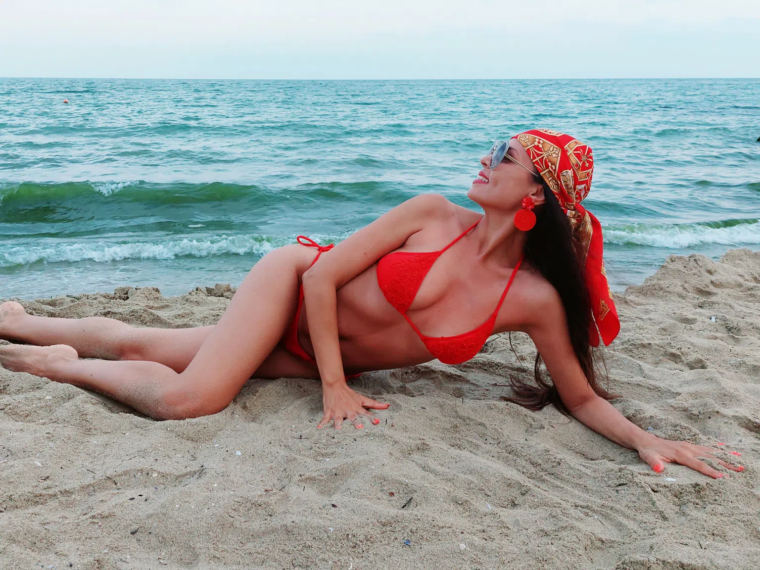 Цвети Радойчева на море с кубински приятели - разгорещи страстите с червен секси бански (Снимки)