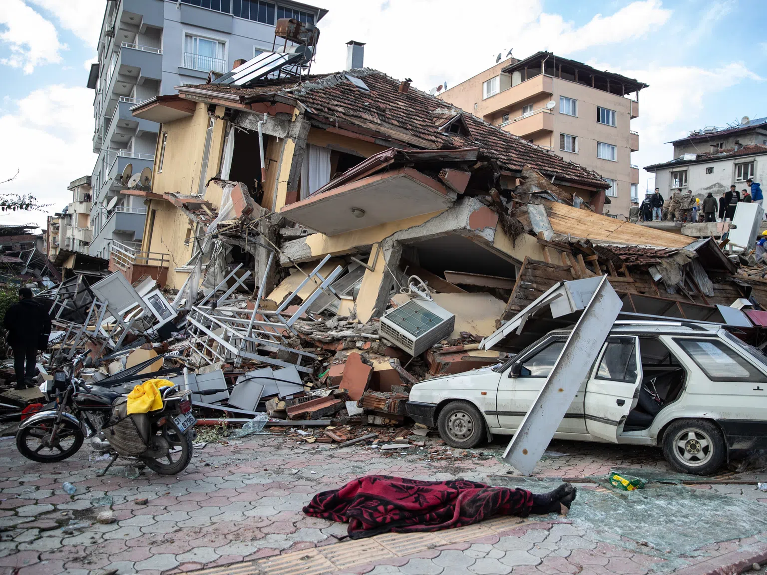 Сърцераздирателен момент: Ридаещо дете и бебе бяха спасени от земетресението в Турция и Сирия
