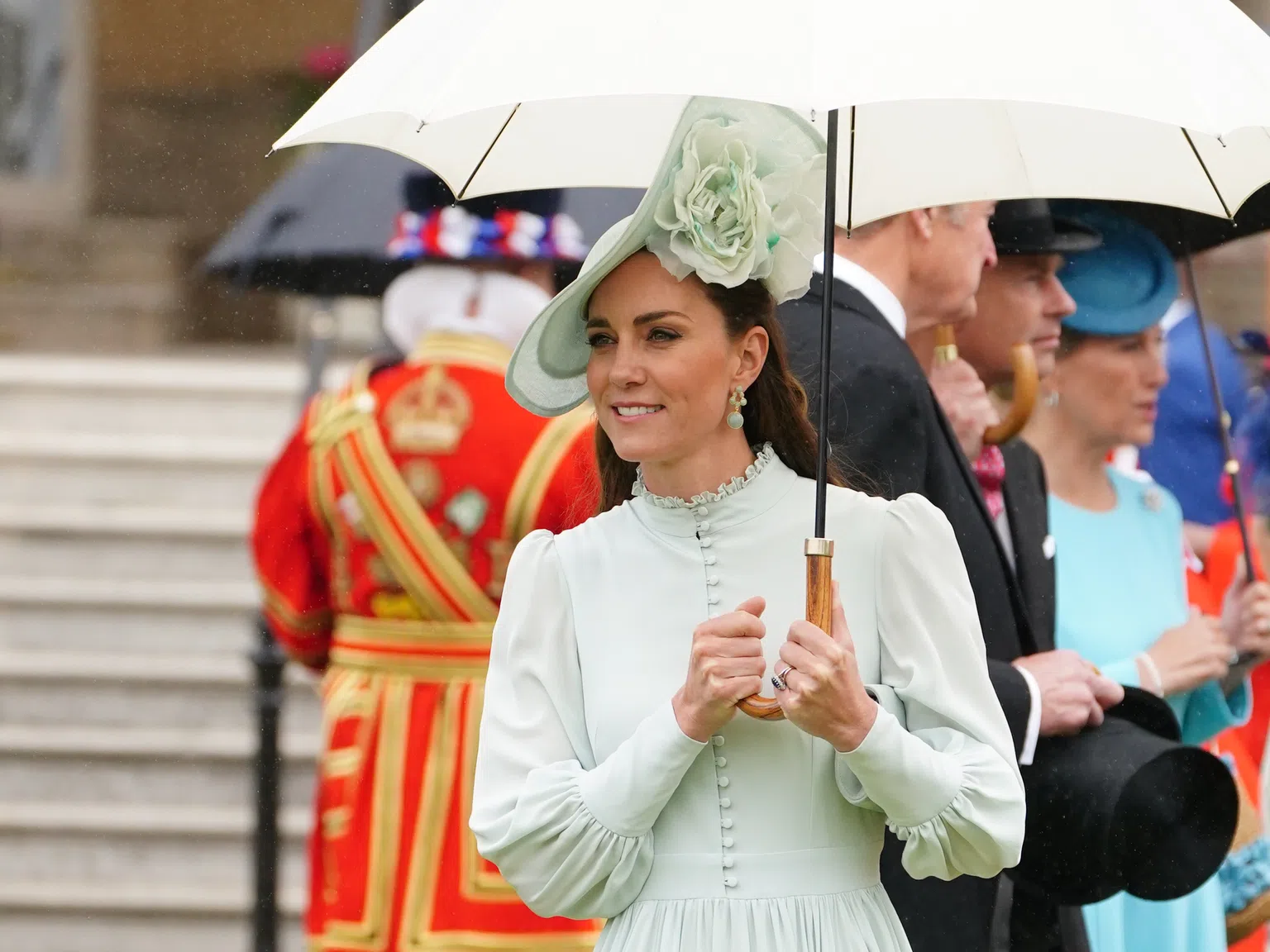 Като Мери Попинз: Кейт Мидълтън ослепителна в ретро рокля на градинско парти под дъжда (Снимки)