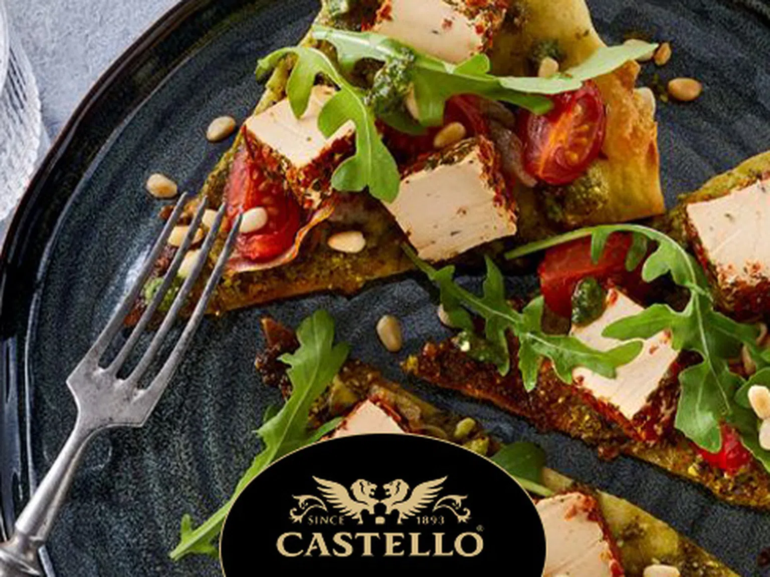 Пица с песто и крем сирене Castello® с домати и босилек
