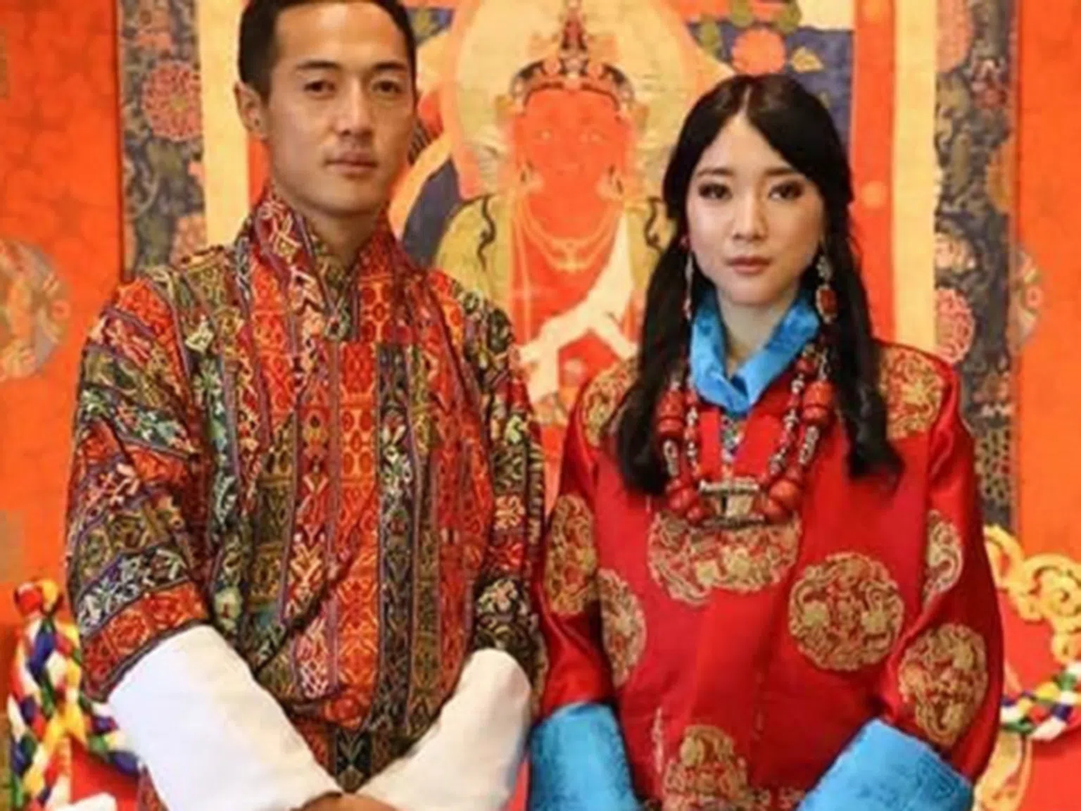 Из дневника на принцесите: Кралицата на Бутан с тайна церемония, принцеса Беатрис пусна видео от сватбата си