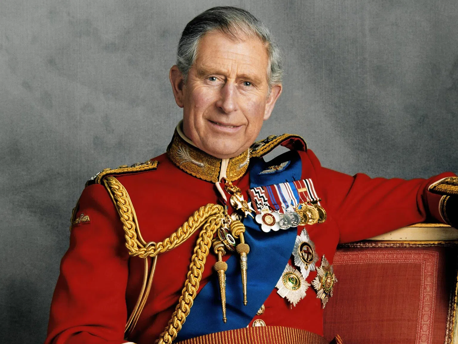 Сдържан и надежден, но недолюбван: Образът на новия крал Чарлз III през погледа на британците