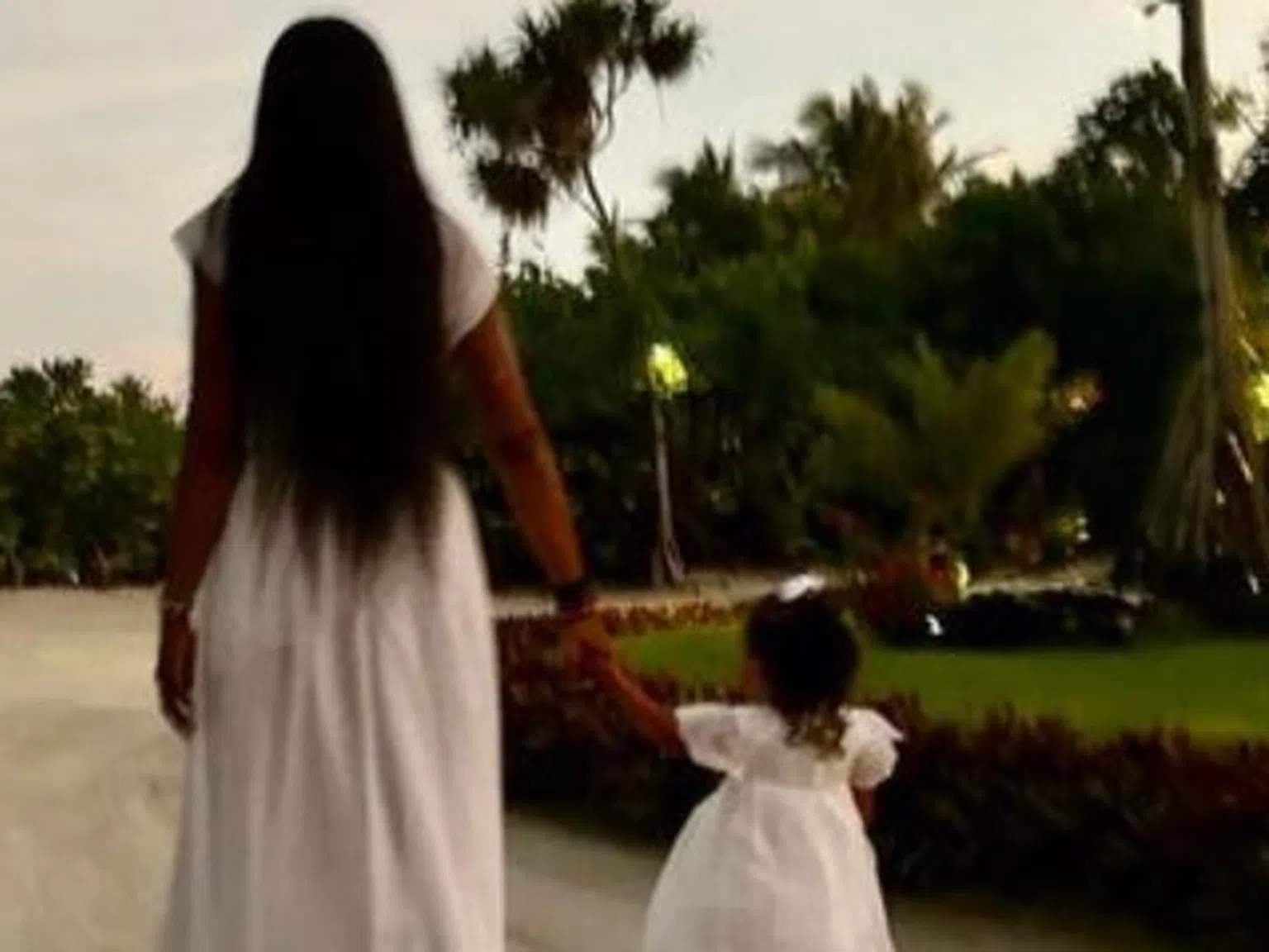 Колко са сладки: Мама Наоми Кембъл с малката си дъщеричка на Малдивите (снимки)