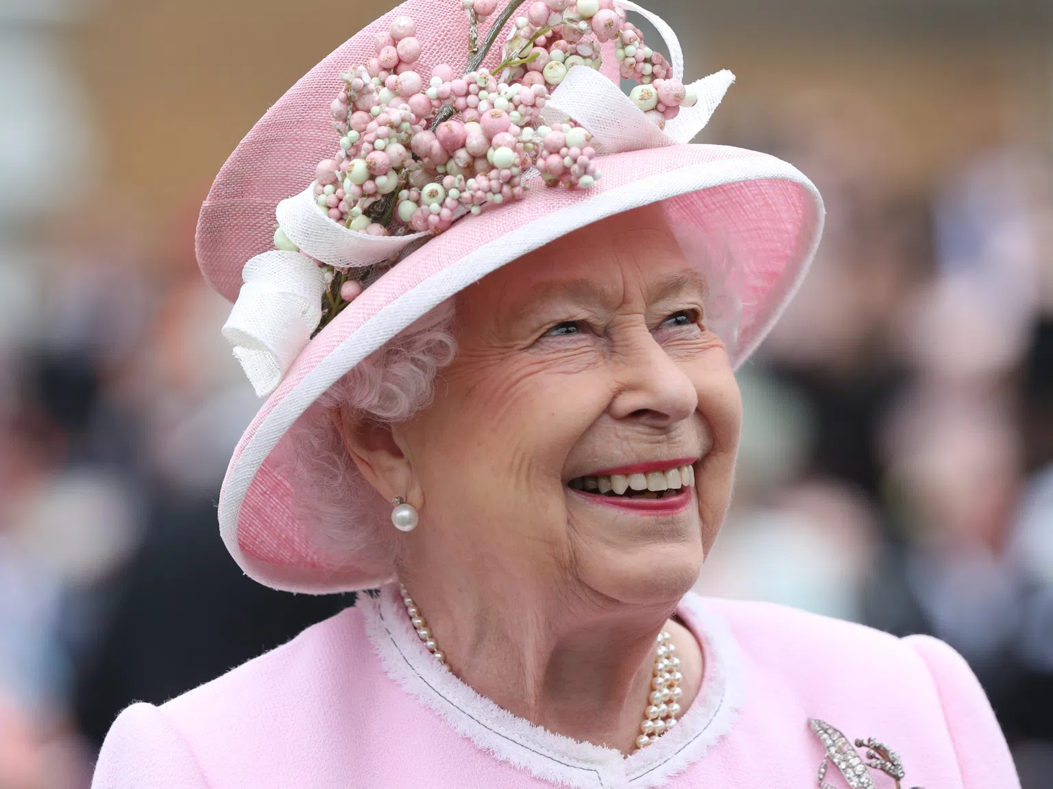 Кралица Елизабет сложи розово червило и отиде на конни надбягвания, чака 11-месечното бебе на Меган и Хари през юни
