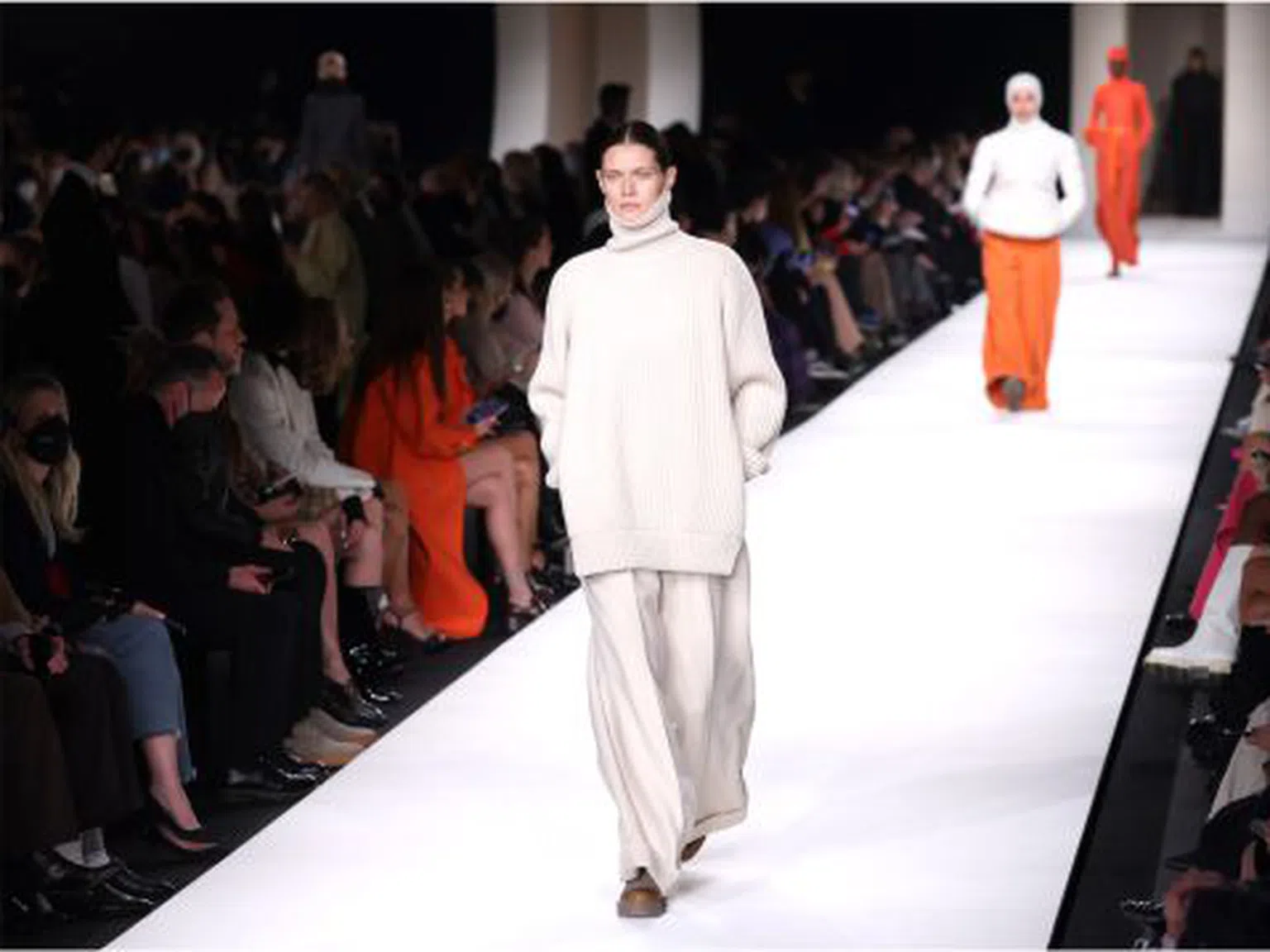 Белите панталони – основен тренд в колекция Max Mara есен-зима 2022
