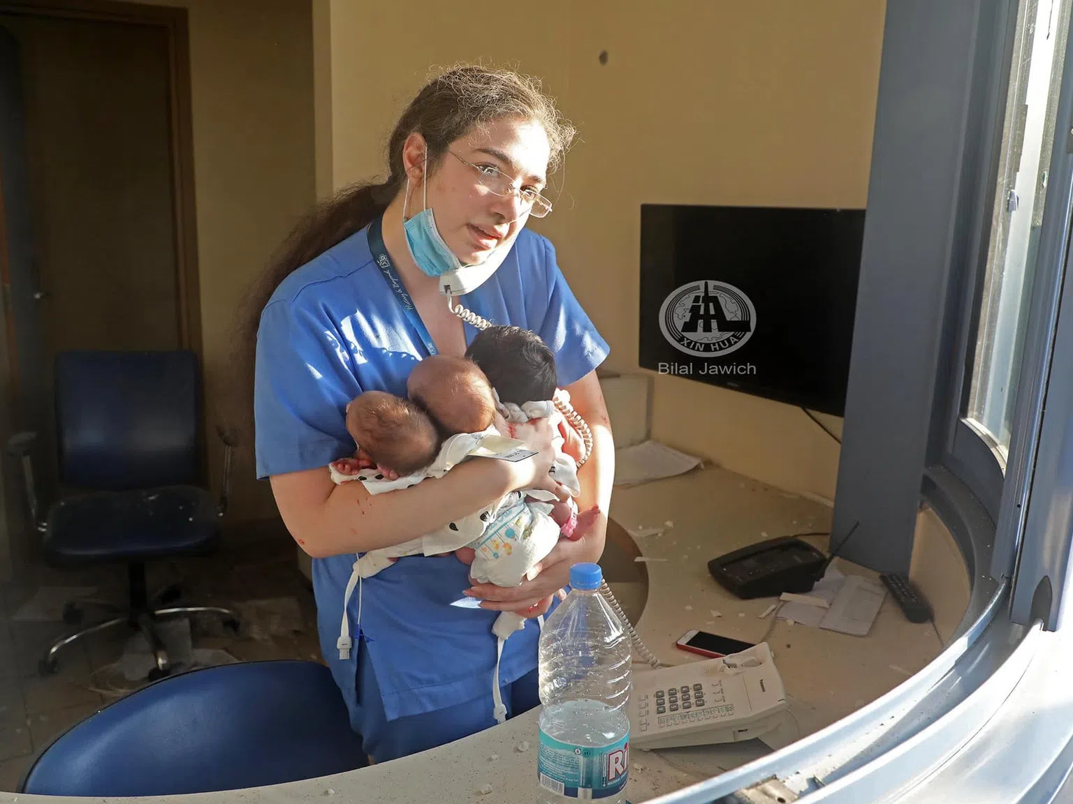 Медицинска сестра спаси в прегръдките си 3 новородени от чудовищния взрив в Бейрут (Снимка)