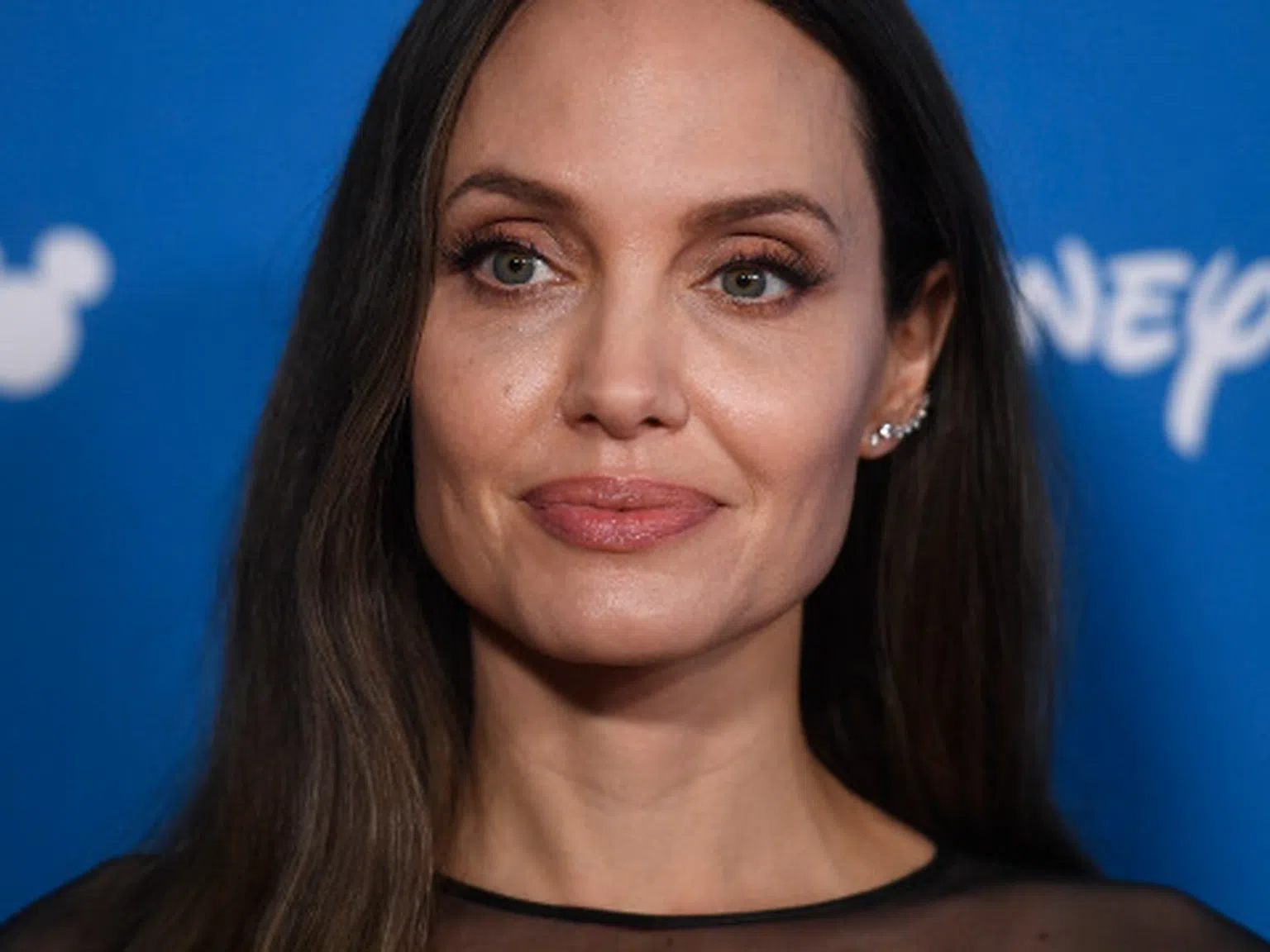 Анджелина Джоли гледа децата, докато Брад Пит обикаля по барове с новата си красавица