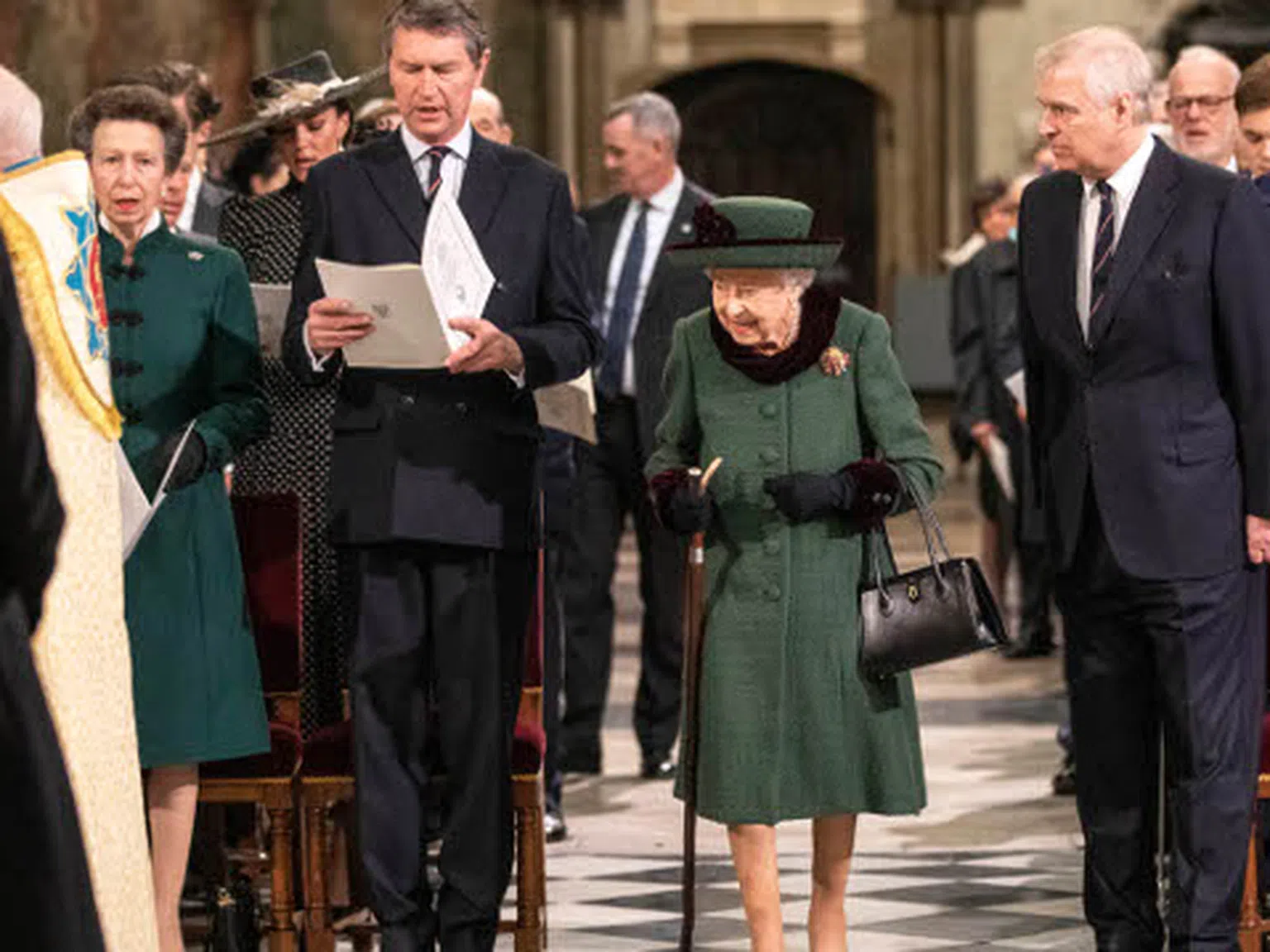 Уилям и Чарлз са в шок: Няма да повярвате какво направи кралица Елизабет II на панихидата на принц Филип