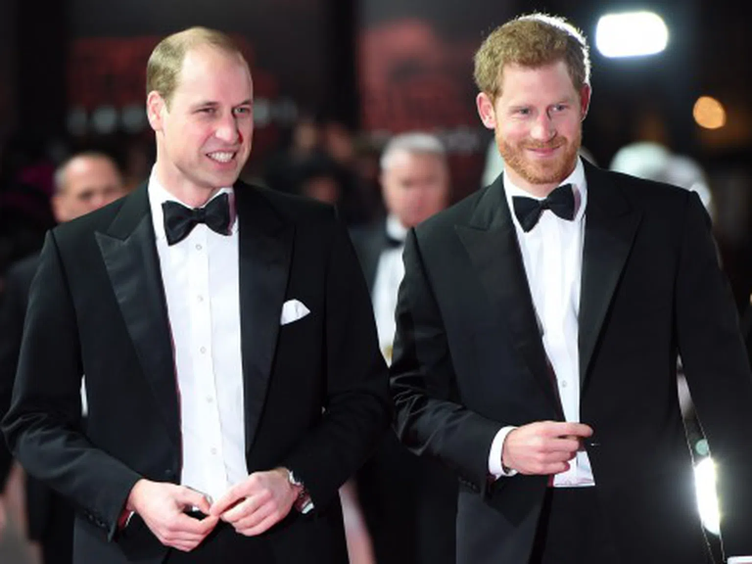 Кралицата се разпореди: Уилям и Хари ще стоят разделени на погребението на дядо си