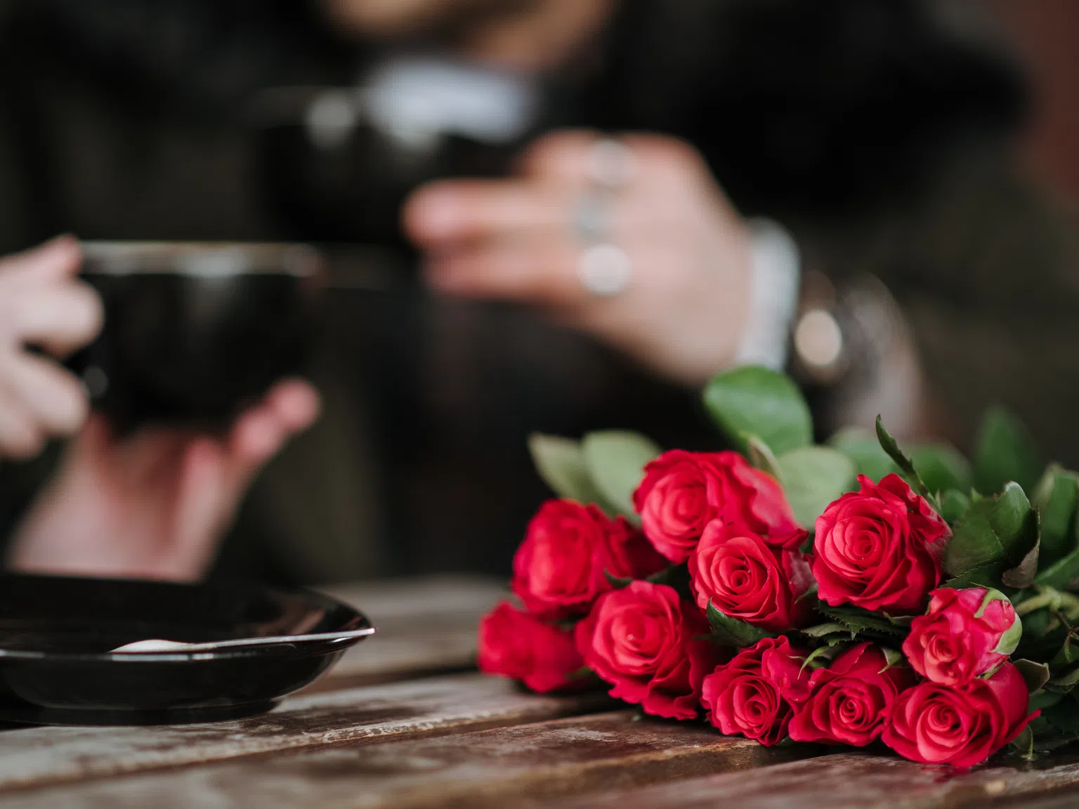 Трябва ли мъжът да подарява цветя на жена си без повод?