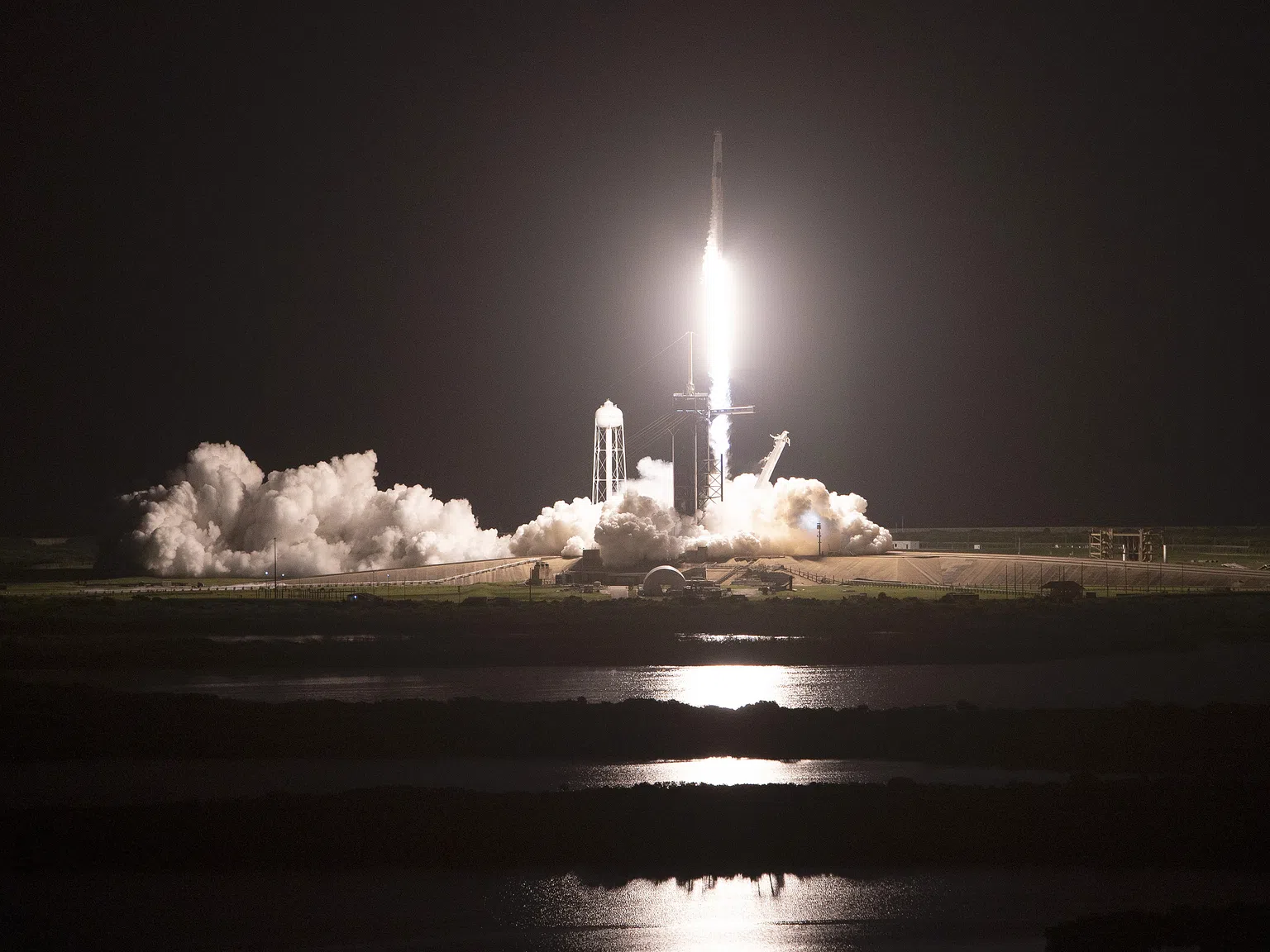 SpaceX: Първите космонавти-туристи излетяха в Космоса