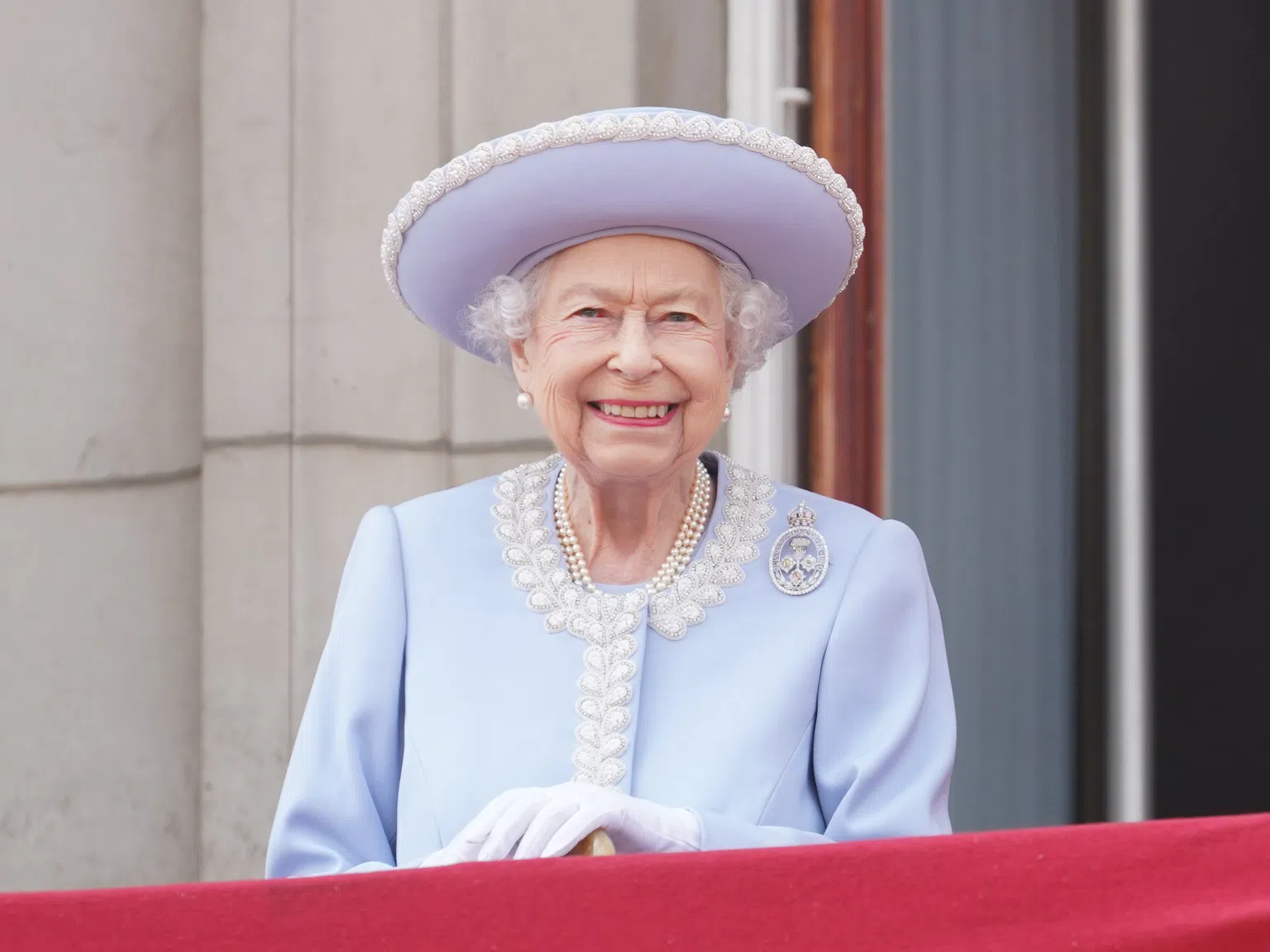 Кралицата дебютира новата си прическа след Платинения юбилей
