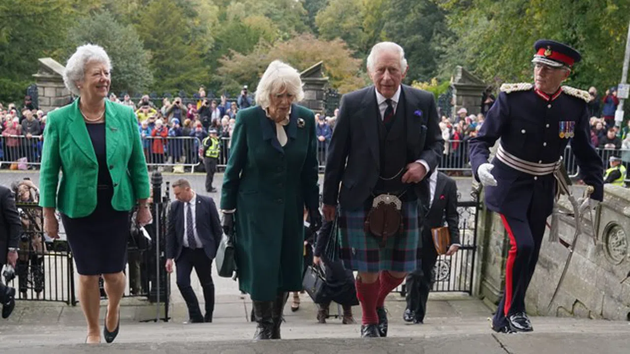 Край на траура: Вижте Крал Чарлз Трети в шотландска пола и широка ...