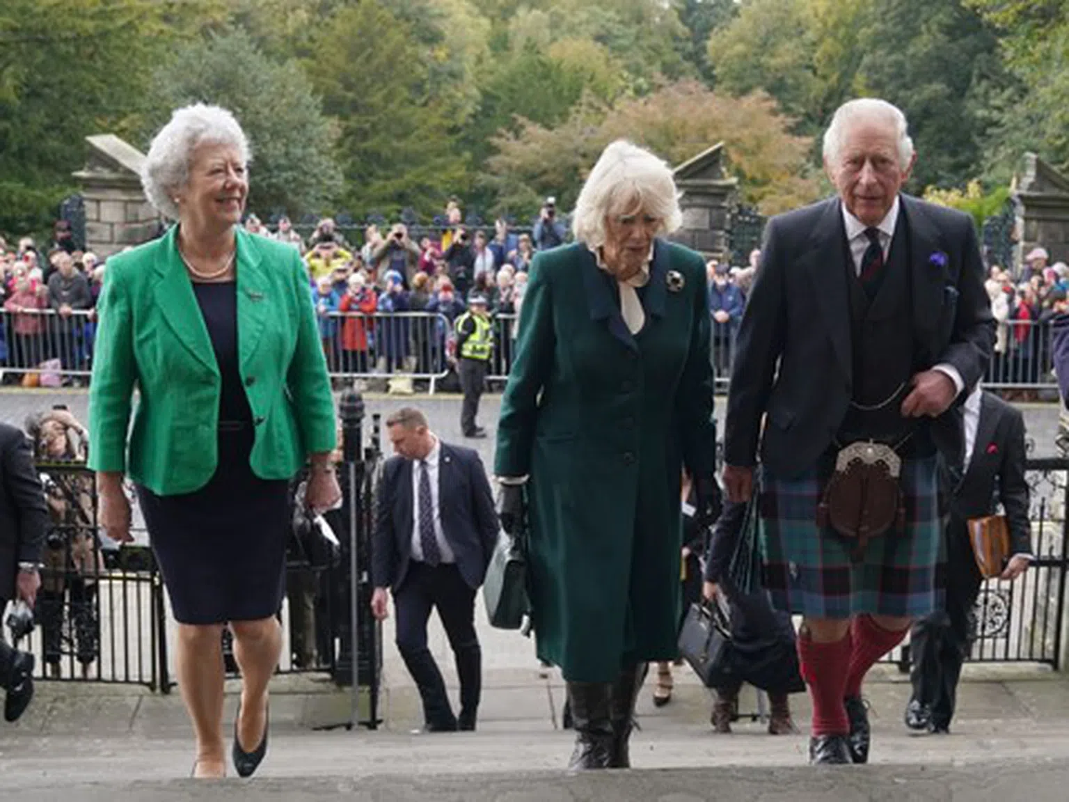 Край на траура: Вижте Крал Чарлз Трети в шотландска пола и широка усмивка (снимки)
