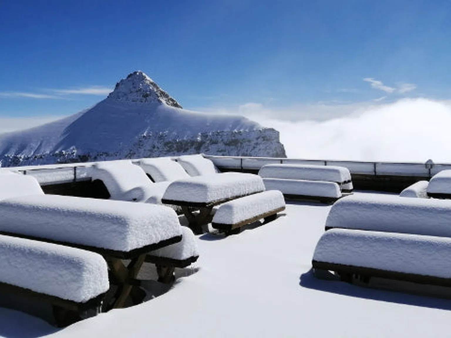 Първият сняг в Алпите наваля, време е за ски!