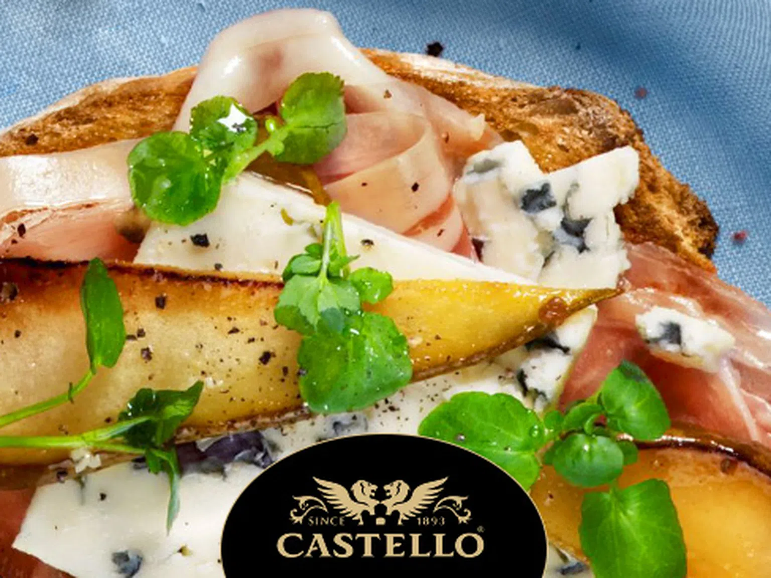 Сандвич с карамелизирана круша, прошуто и синьо сирене Castello®