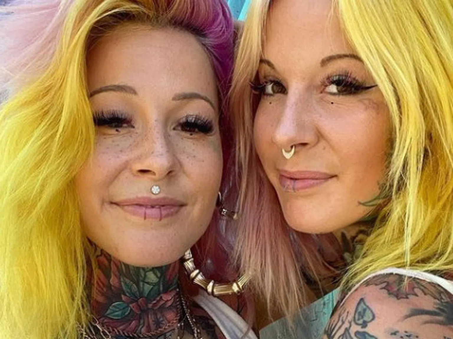 Татуираните близначки на Холивуд, които станаха хит в мрежата (Снимки)