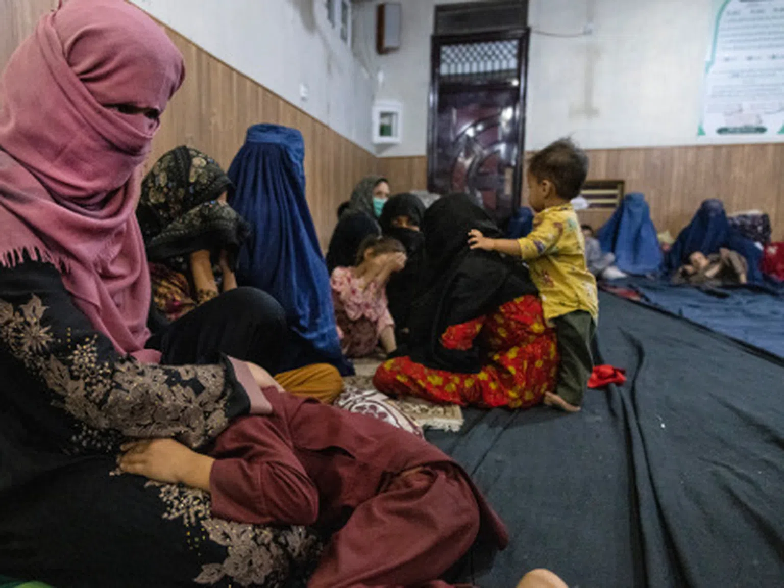 Животът винаги побеждава: Жена от Афганистан роди на борда на самолет за евакуация (снимки)