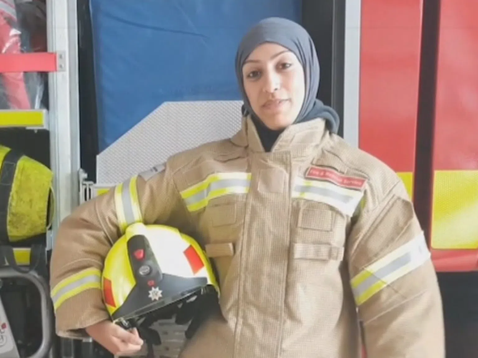 Вълнуващата история на първата жена пожарникар с хиджаб (Снимки и Видео)