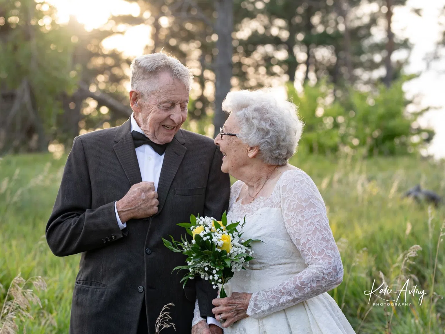 Двойка с 60-годишен брак отбеляза диамантената си сватба с трогателна фотосесия