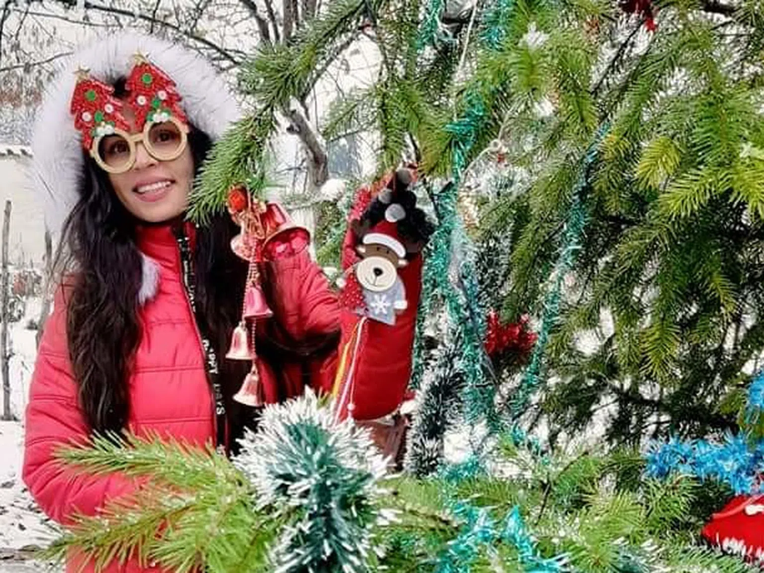 Певицата Цвети Радойчева украси жива елха с дъщеричката си