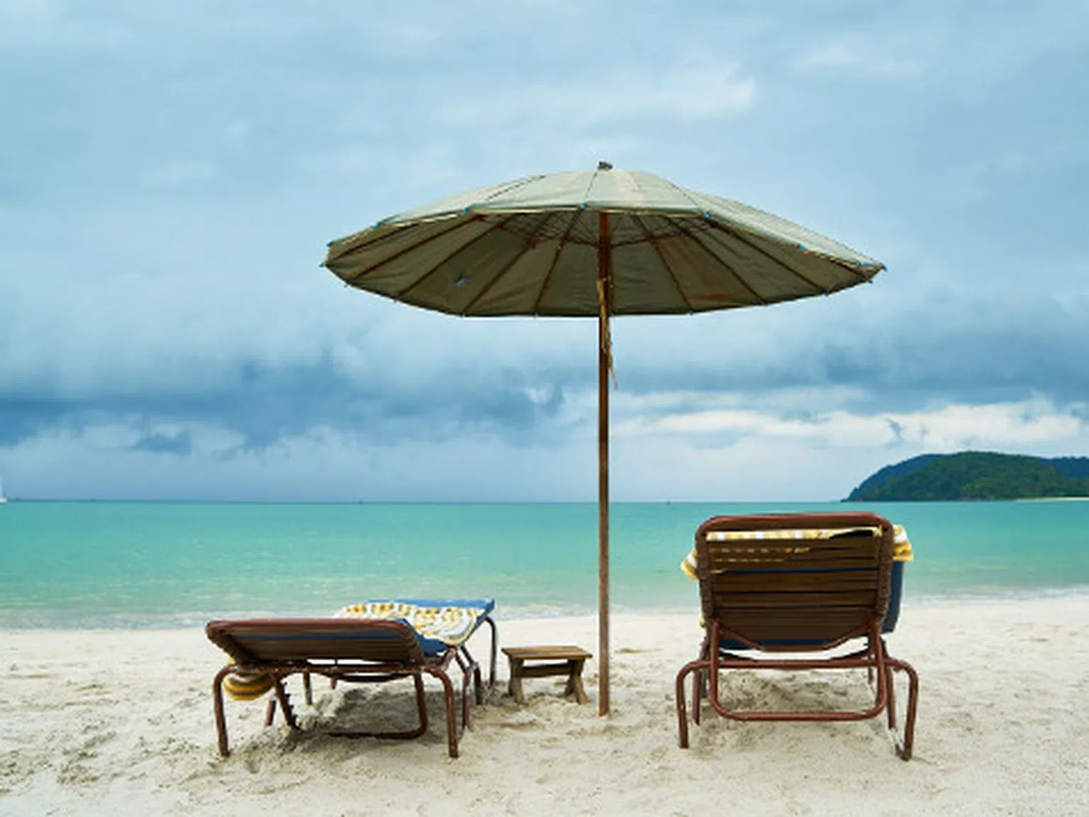 Еврика: Безплатни чадъри и шезлонги на нашето море това лято!