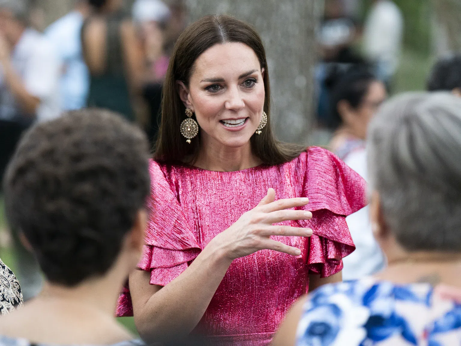 Леле, каква уникална рокля: Кейт Мидълтън събра погледите на Карибите