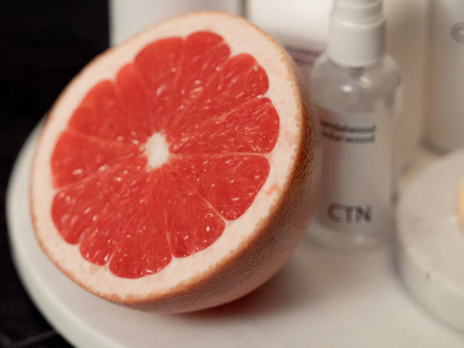 Защо трябва да натриете ваната с грейпфрут и да перете дрехите си в сода: 5 трика за домакинята