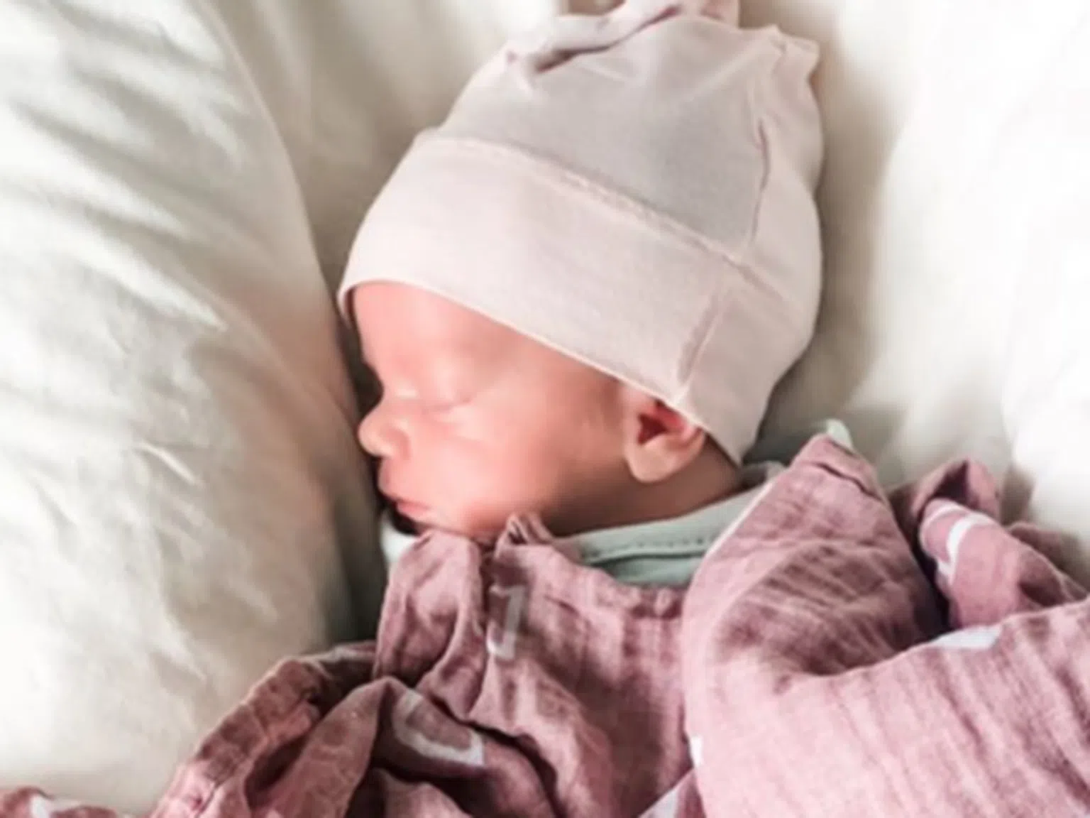 Болна с Covid-19 роди здраво бебе, докато е в кома