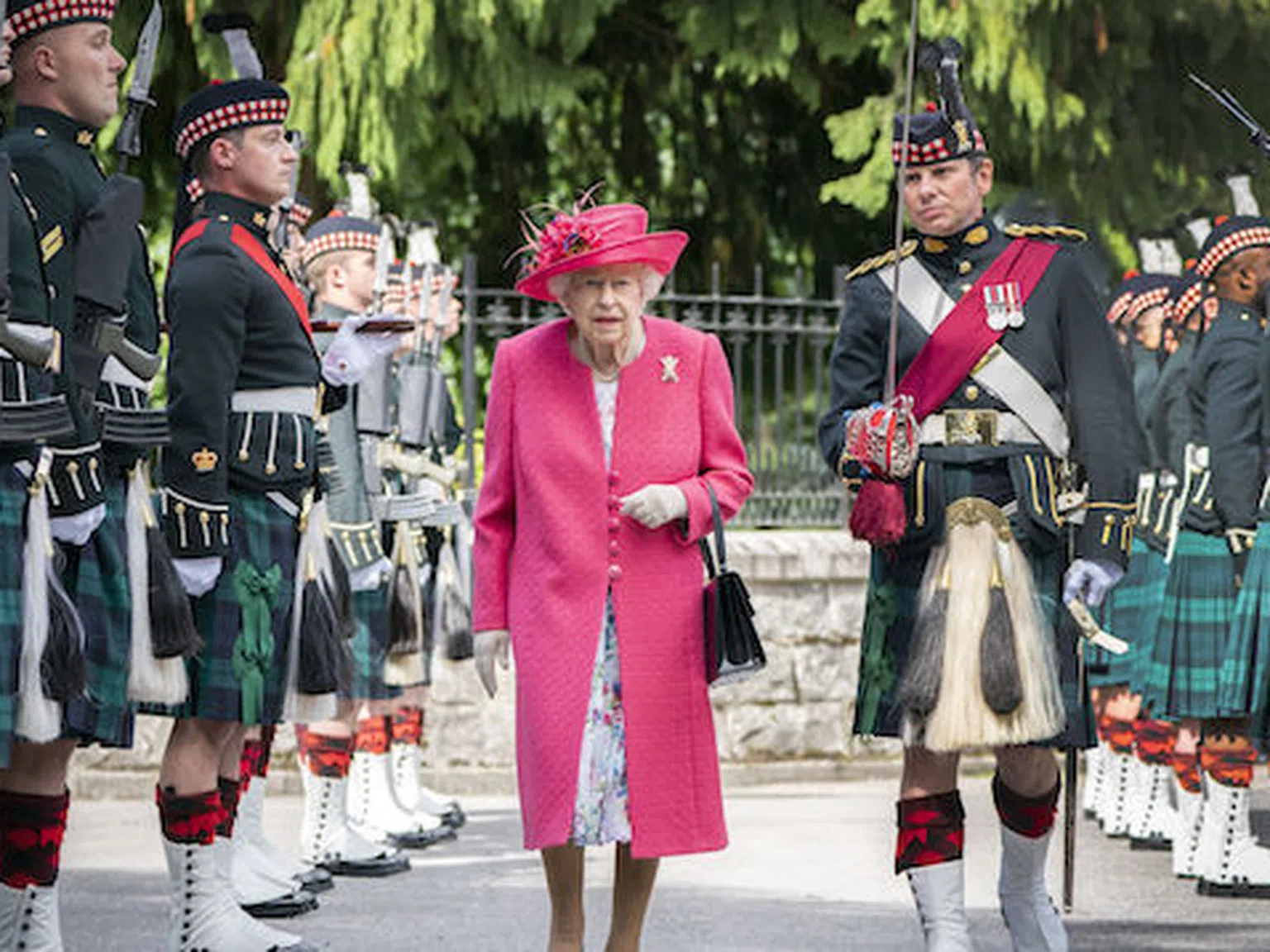 Светът се прощава с любимата кралица! Животът във Великобритания днес почти е спрял
