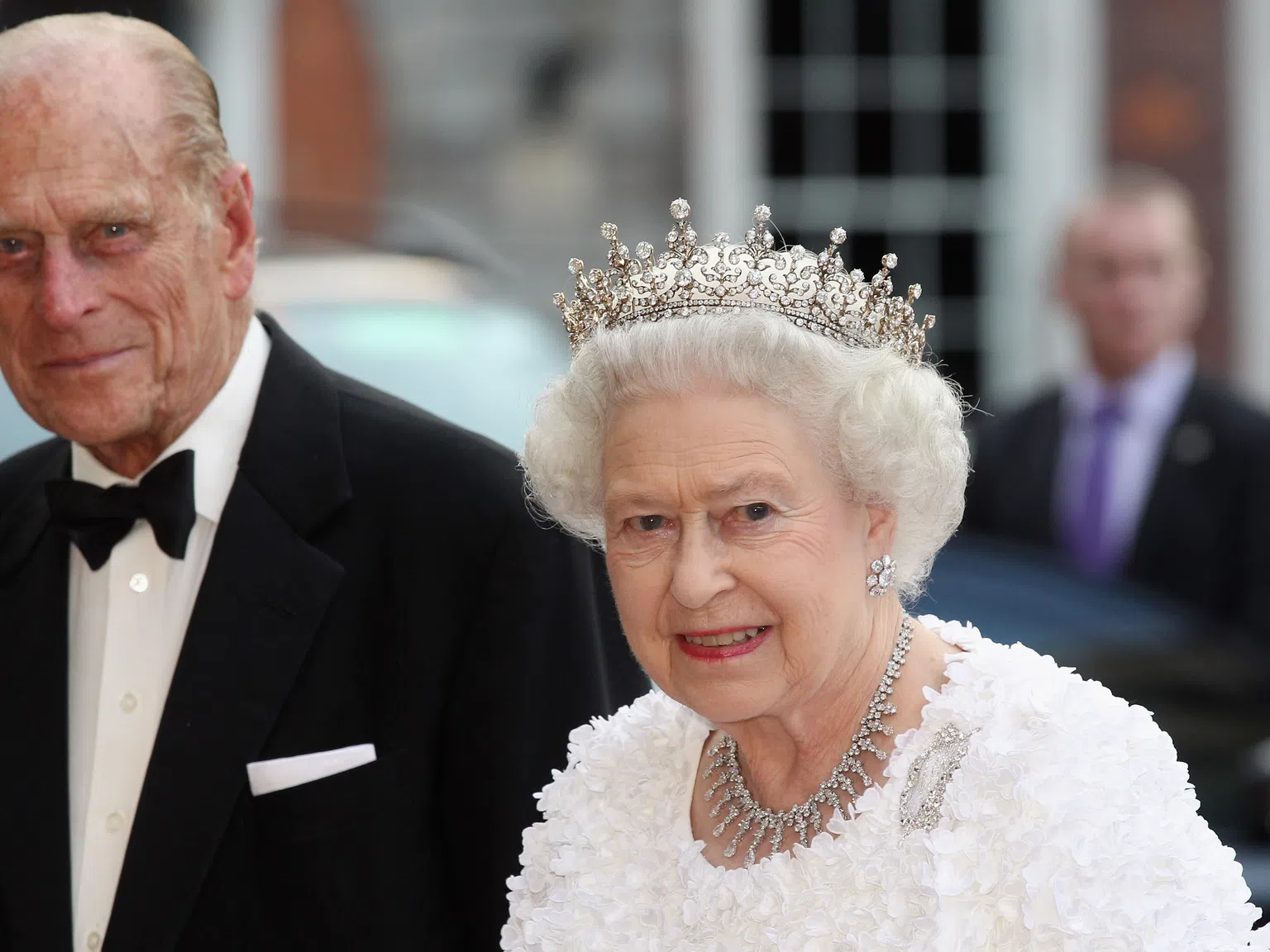 Кралицата се прости с любимия си принц Филип сама и стискайки в ръце ценна снимка