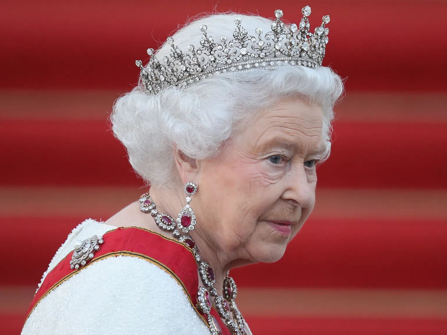 Заради коронавируса: Елизабет II с най-скромната церемония за рождения си ден