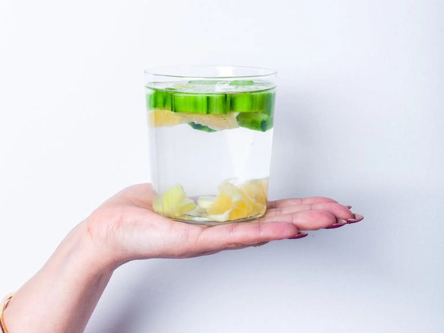 12 удивителни ползи от пиенето на джинджифилова вода