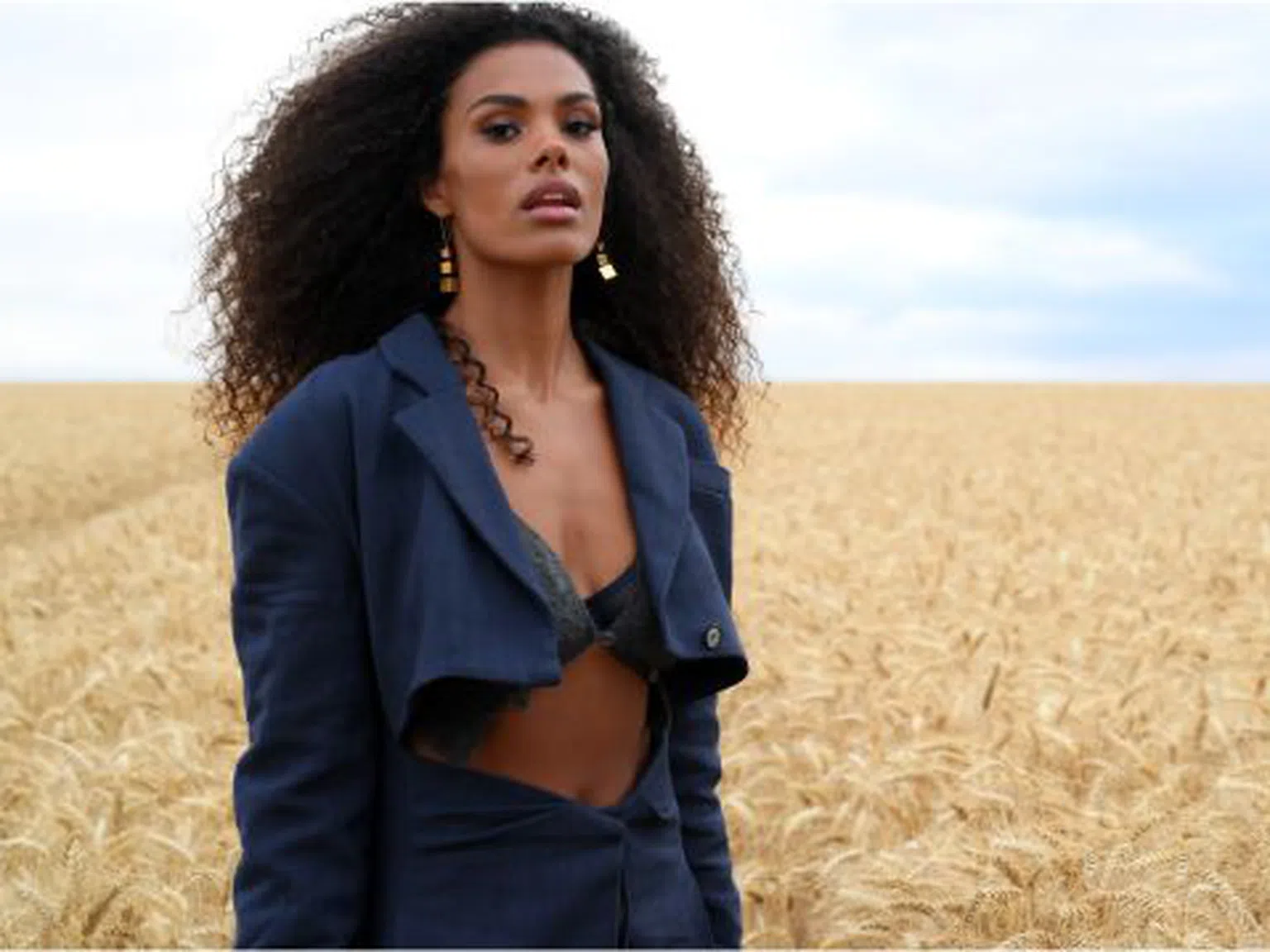 Красота и мода насред пшеницата:Тина Кунаки и Изабел Аджани на ревюто на Jacquemus