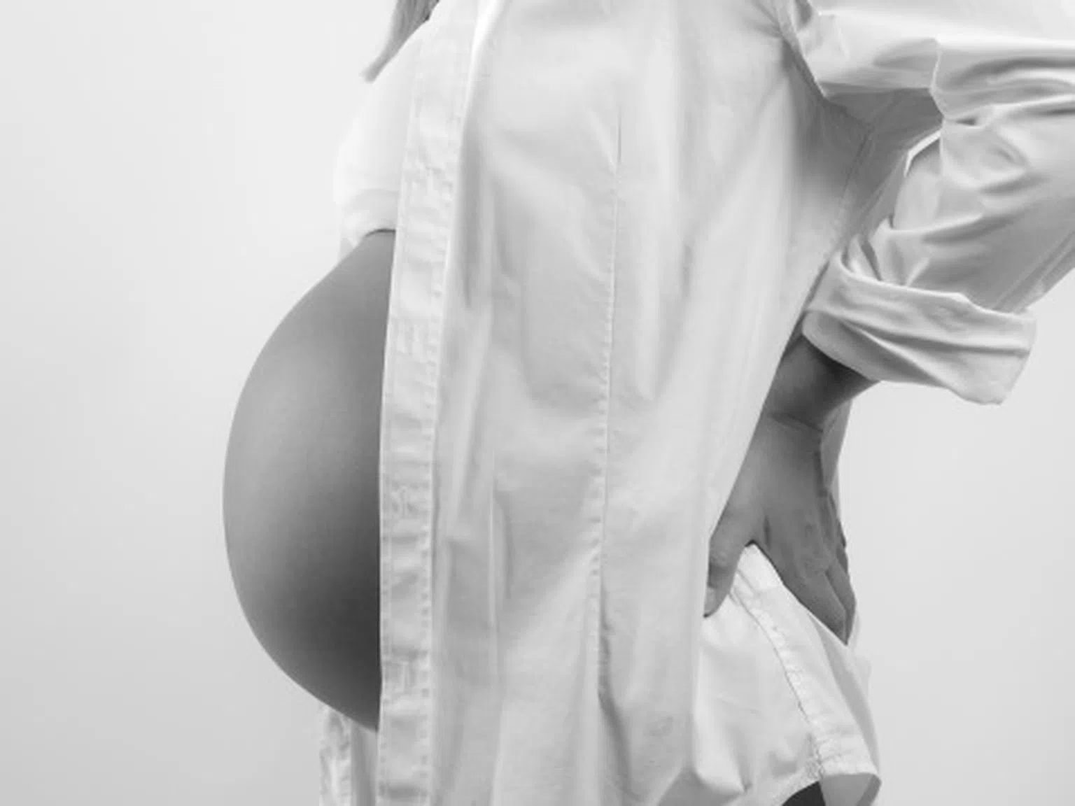 Бременна медицинска сестра почина от коронавирус, бебето е спасено