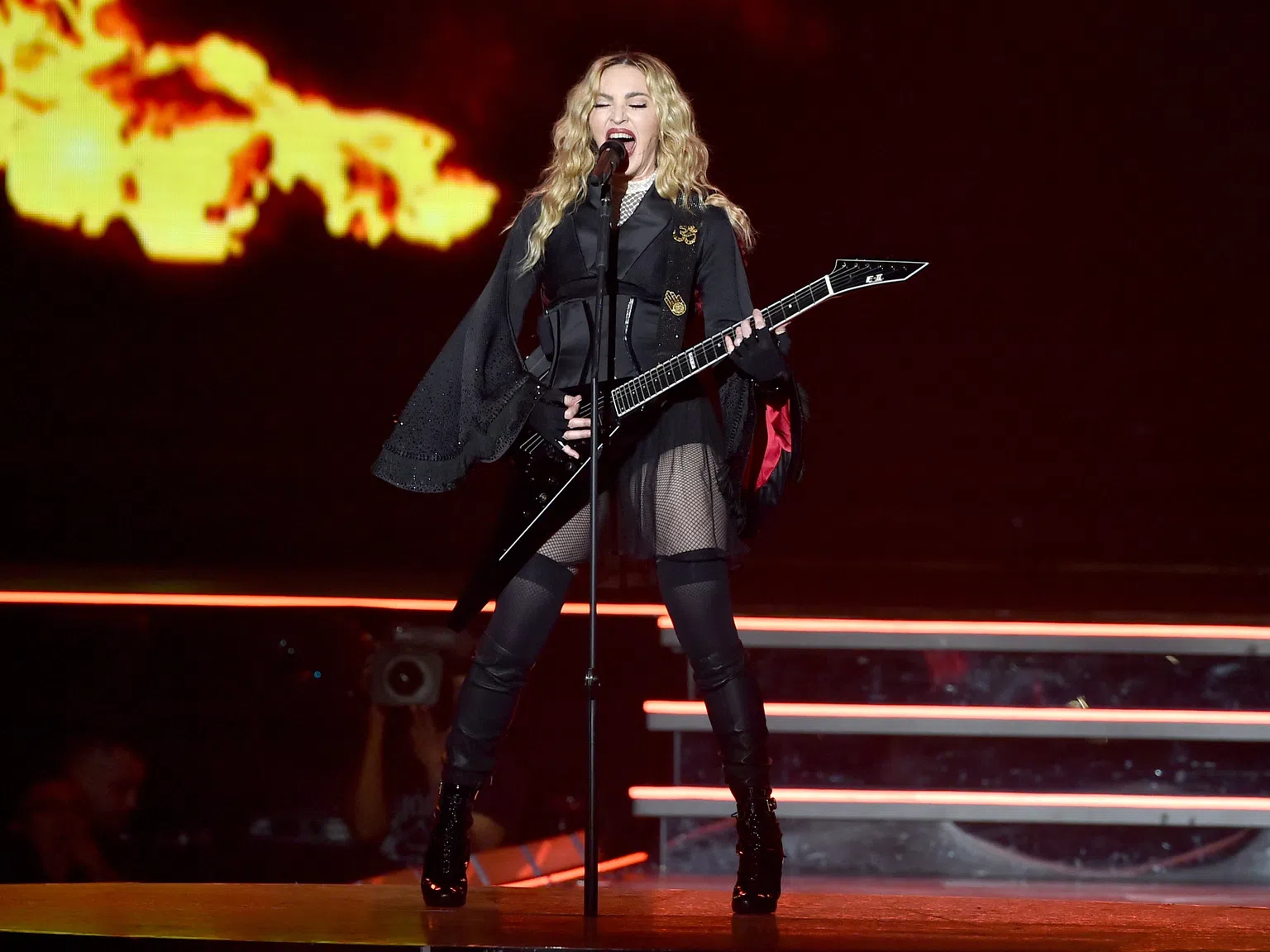 Мадона изплаши феновете си в ново видео - лицето ѝ не помръдва!