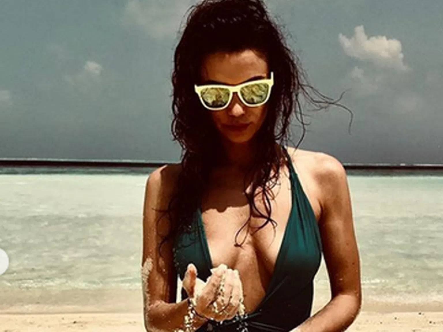 Диляна Попова разгорещи мрежата със секси снимки от морето