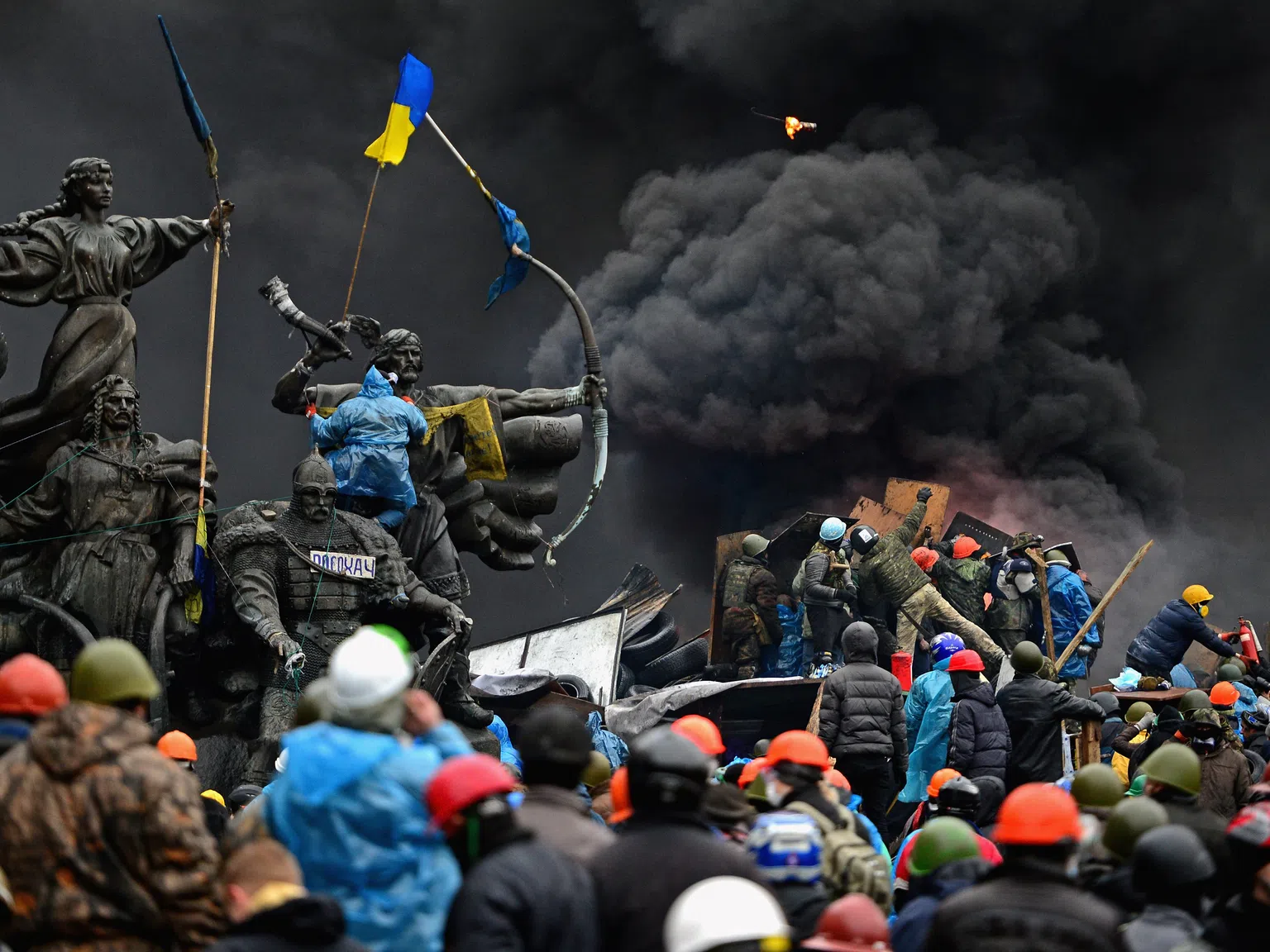 Адът в Киев: Хиляди автомобили бягат от нахлуващите танкове (Снимки и Видео)