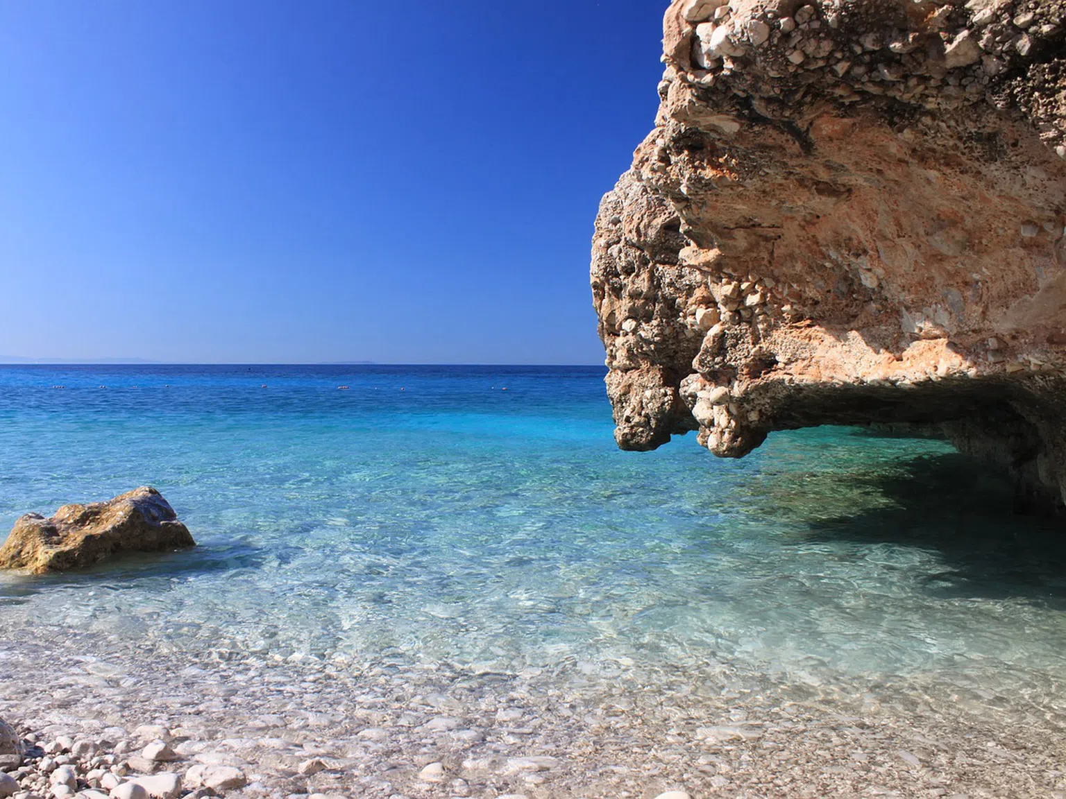 Албански плаж - най-синята вода в света
