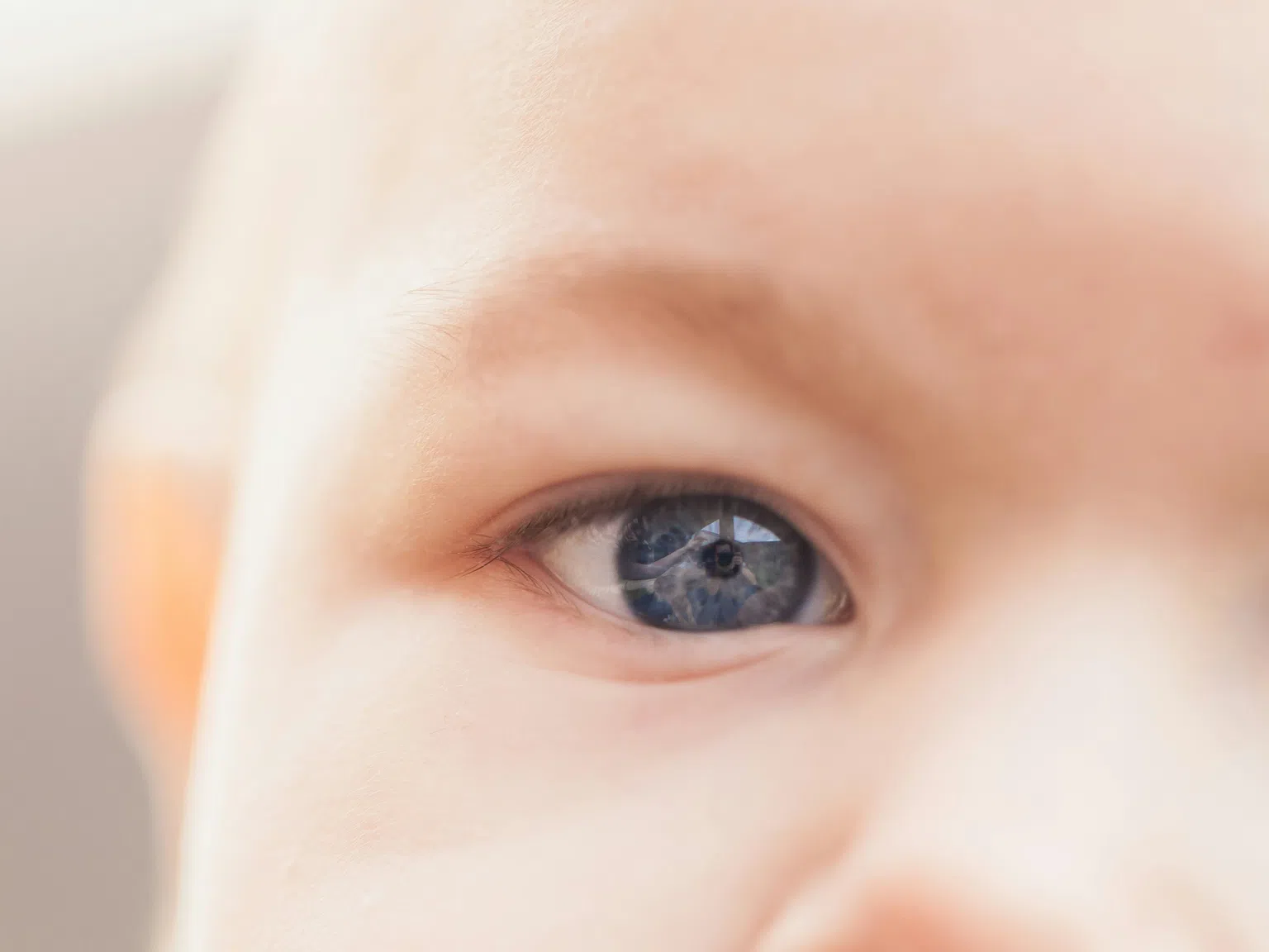 Защо всички новородени бебетата имат сини очи?