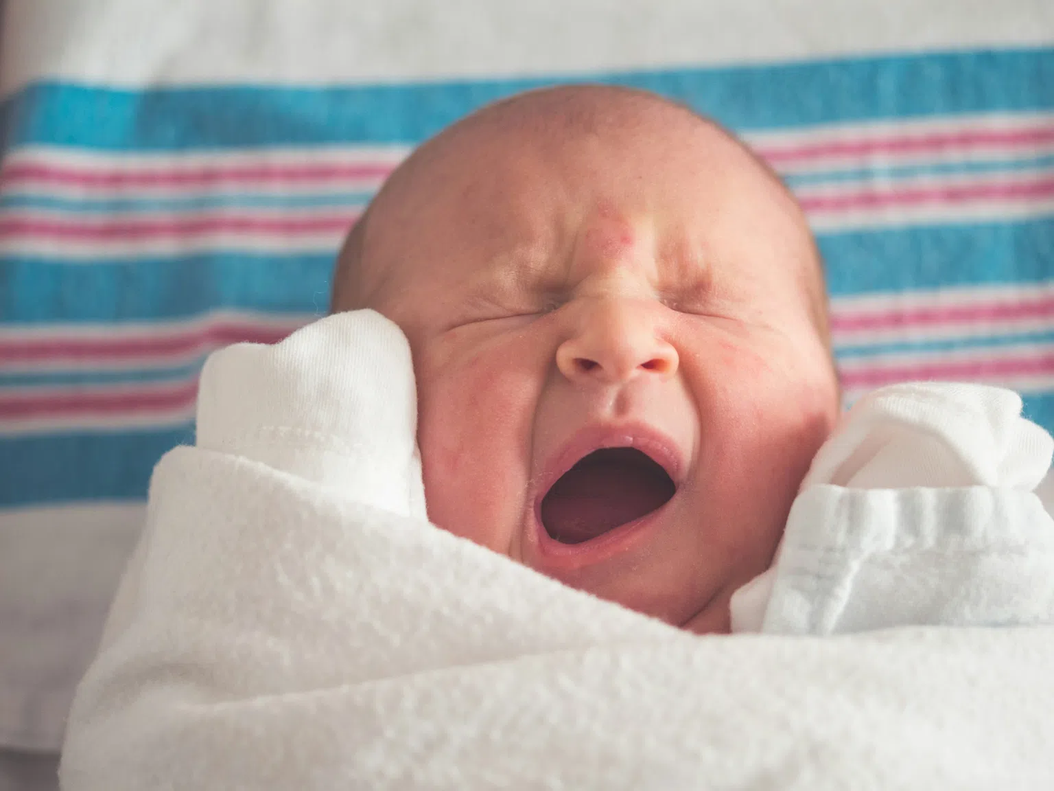 Бебето ви плаче силно: Да го успокоява ли мама, или не