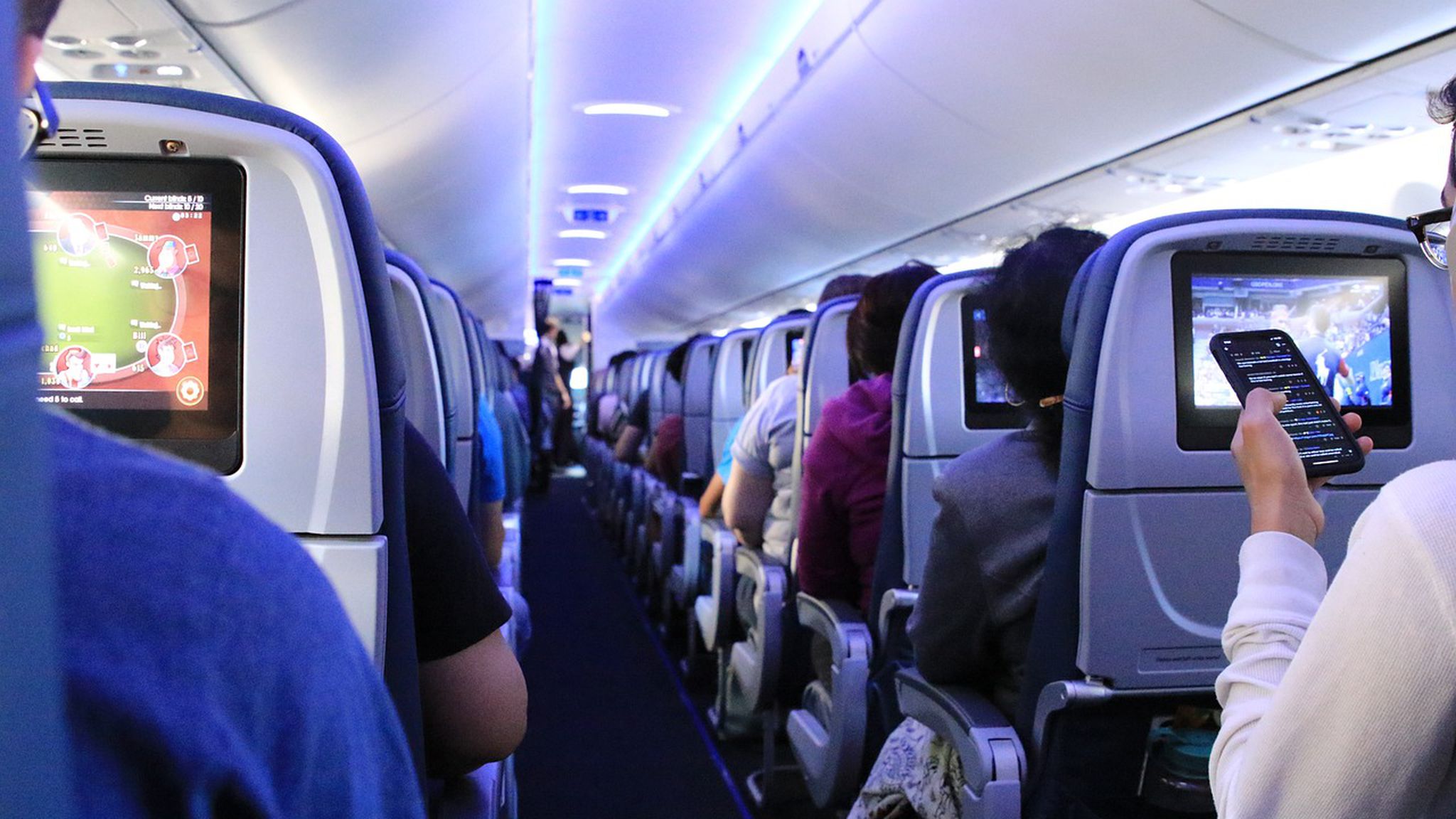 Стюардеса разкри кои са най-лошите места в самолета