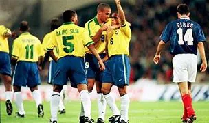 Roberto Carlos e a Curva Impossível: O Jogador Por  Trás do Gol que Desafiou a Física