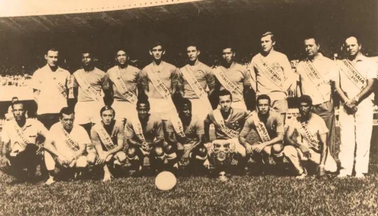 Time do Cruzeiro 1966 envergando as faixas de campeão da Taça Brasil 1966.